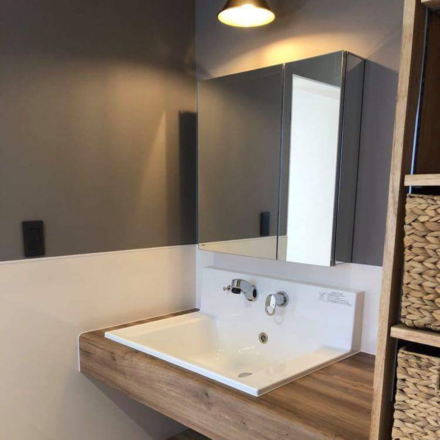 壁付け水栓 アイカ スタイリッシュカウンターのインテリア実例