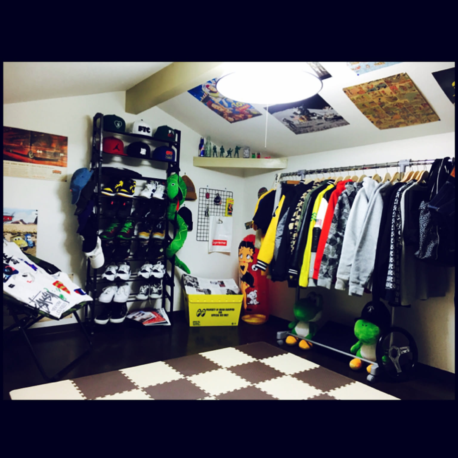 stussy ストリート系の商品を使ったおしゃれなインテリア実例