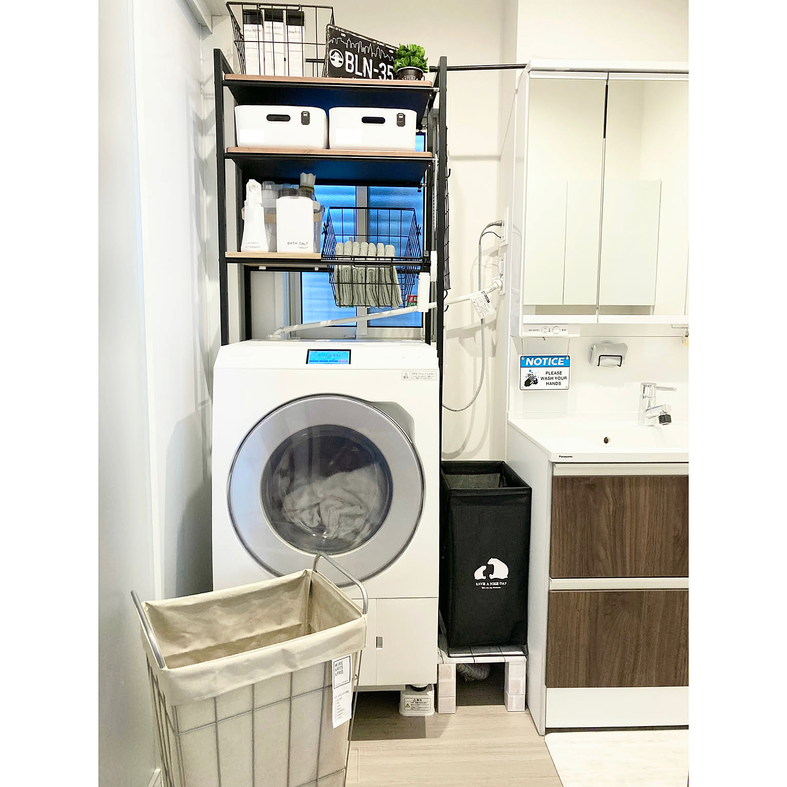 未使用開封済み panasonic 人気壁収納。素敵なランドリーラック 人気の