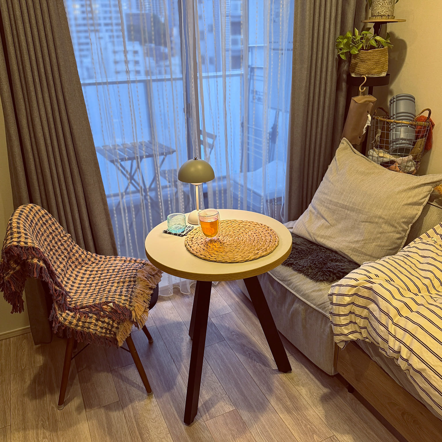 KANADEMONO カフェテーブル リノリウム天板 × スチール脚　φ70cm THE CAFE TABLE / リノリウム Black Steel カフェX × スクエア 70 - 80