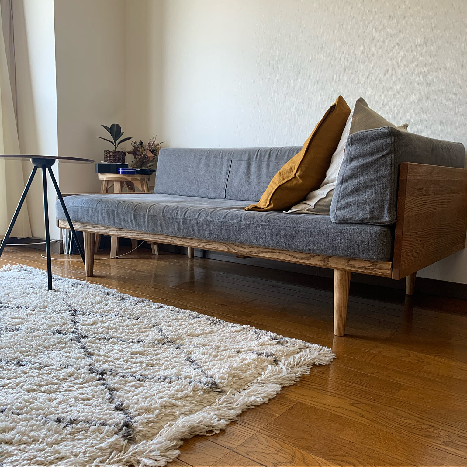 モモナチュラル3人がけソファー