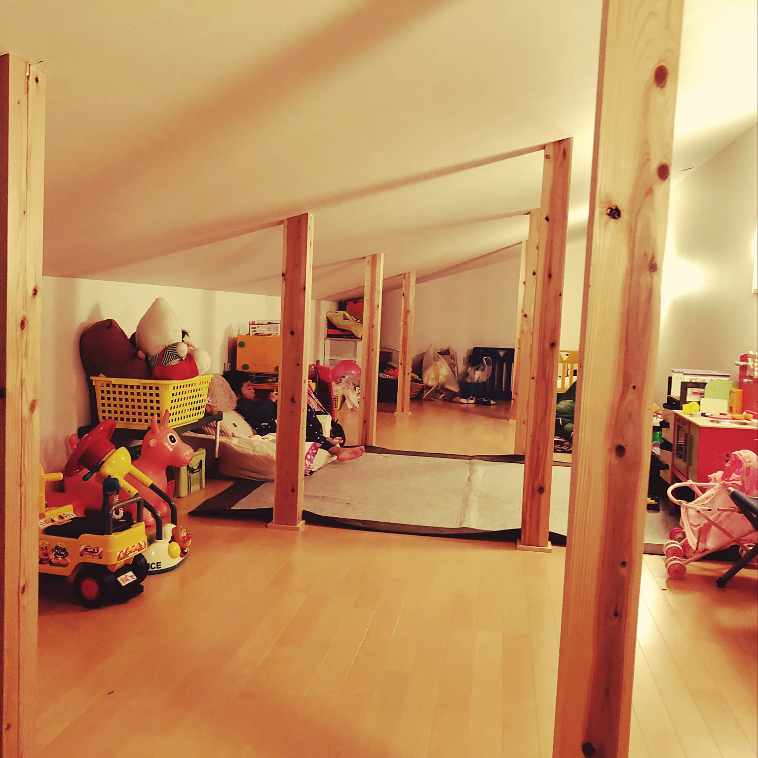 部屋全体/おもちゃ部屋/屋根裏収納/屋根裏/屋根裏部屋などの