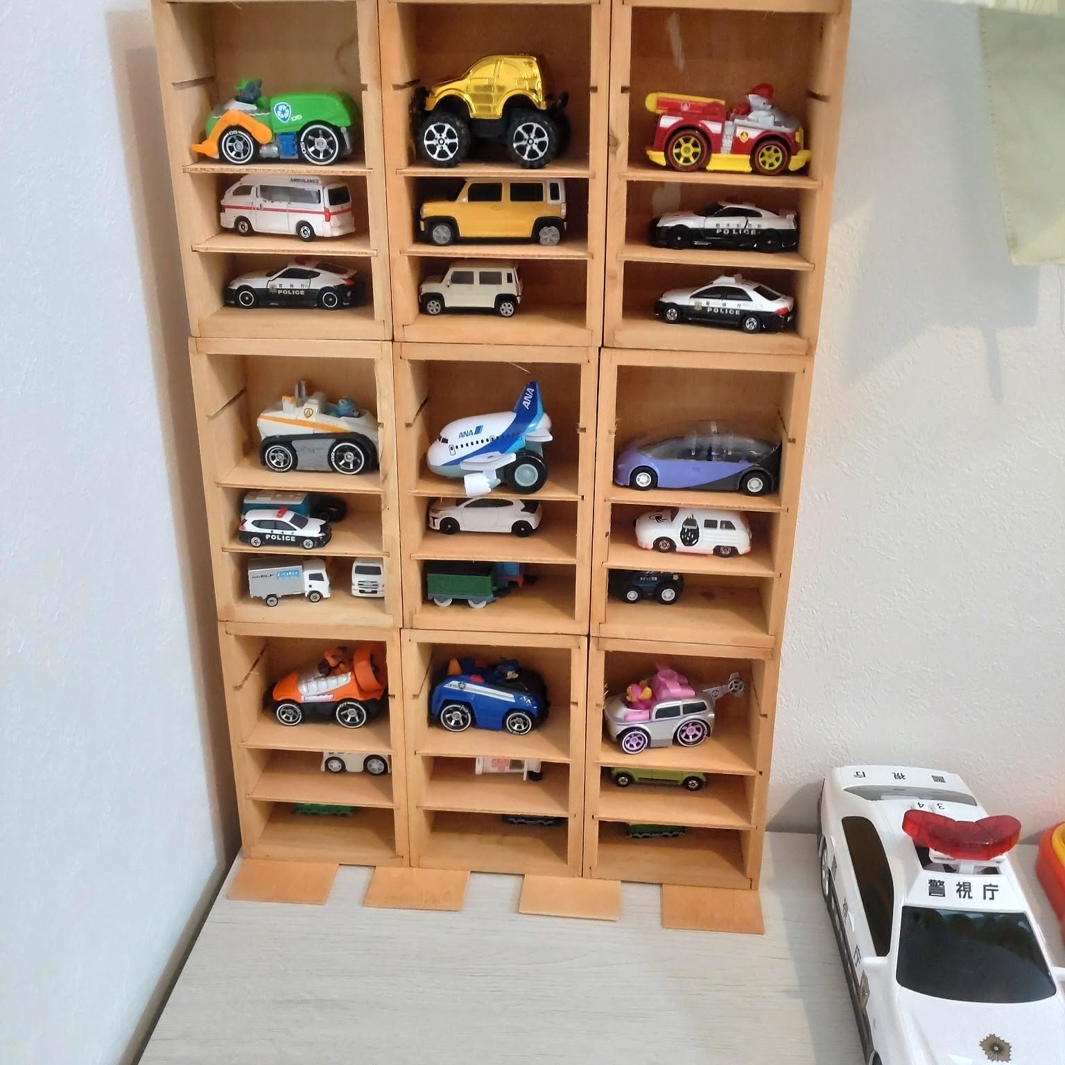 りいむ9段ロータリーなしお客様組み立て品自作ミニカー収納棚 お客様組み立て品6段100台ロングトミカ仕様自作ロータリー交差点
