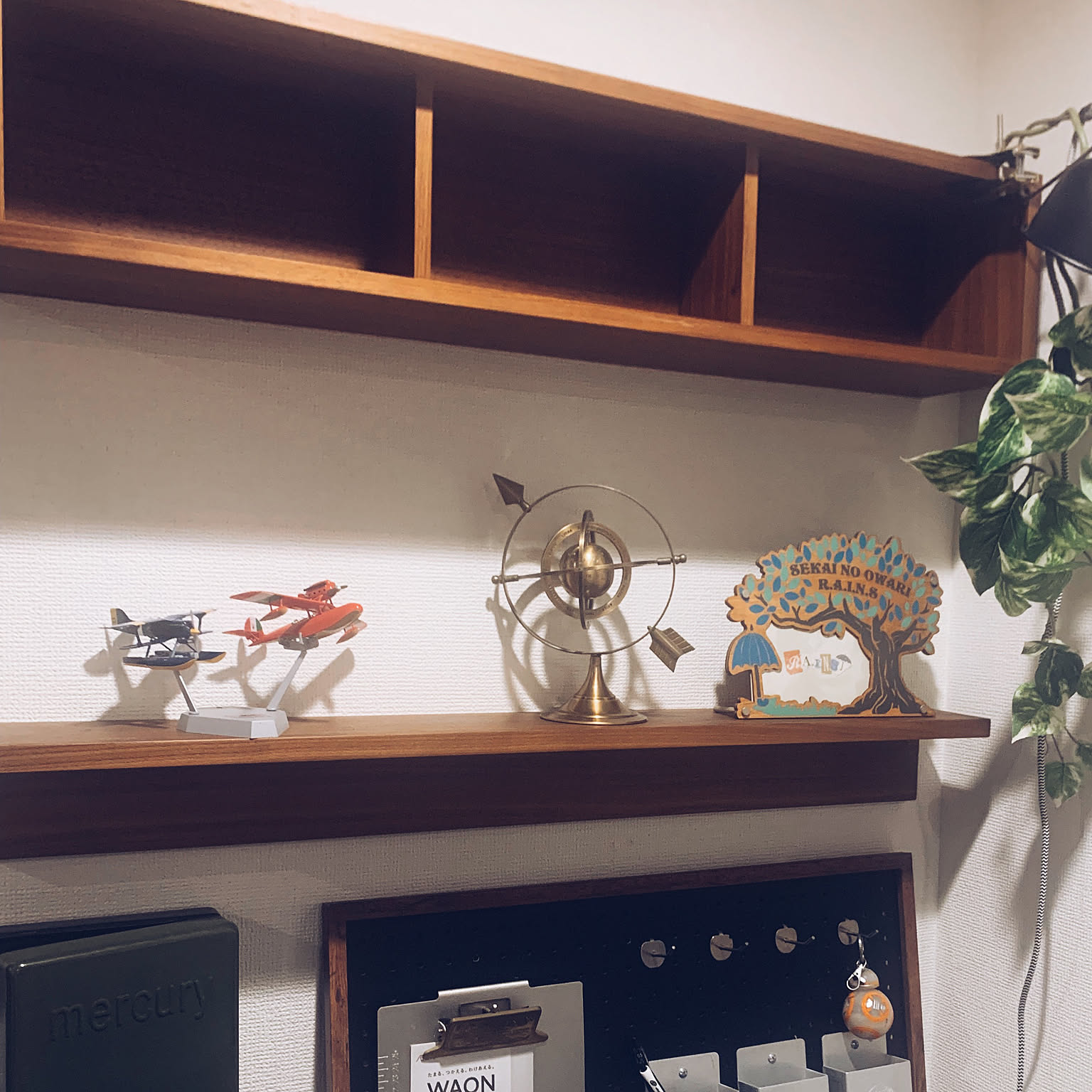 趣味の模型飛行機60機と飾り棚