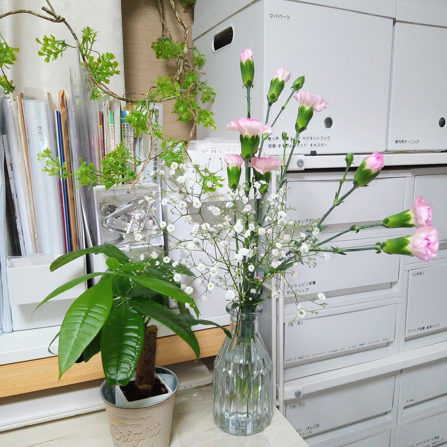 ホワイト陶器花瓶 カーネーションアレンジ 6c2e1c6ae31b8e76929d46f505bf09
