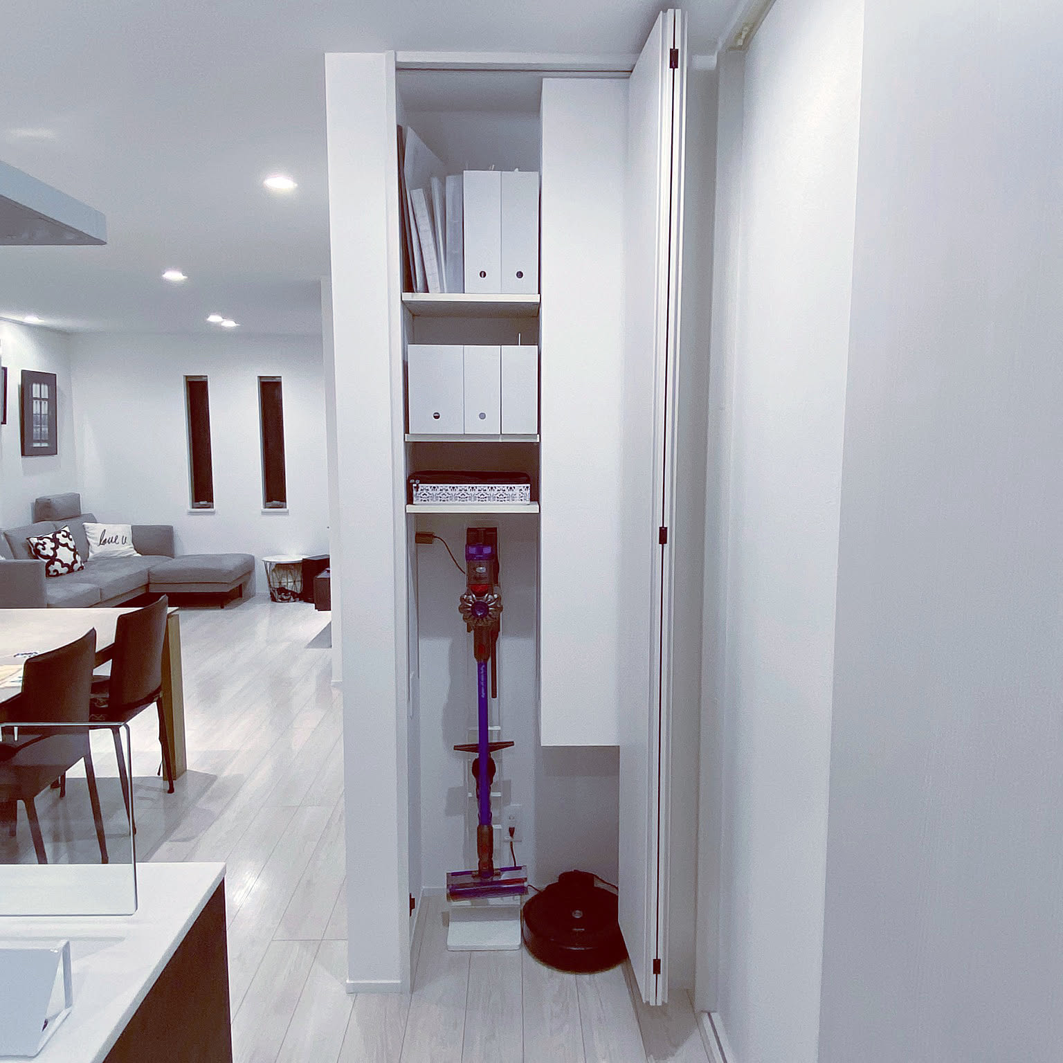 部屋の掃除中 6ca1a792033717a77de9273fc557e7