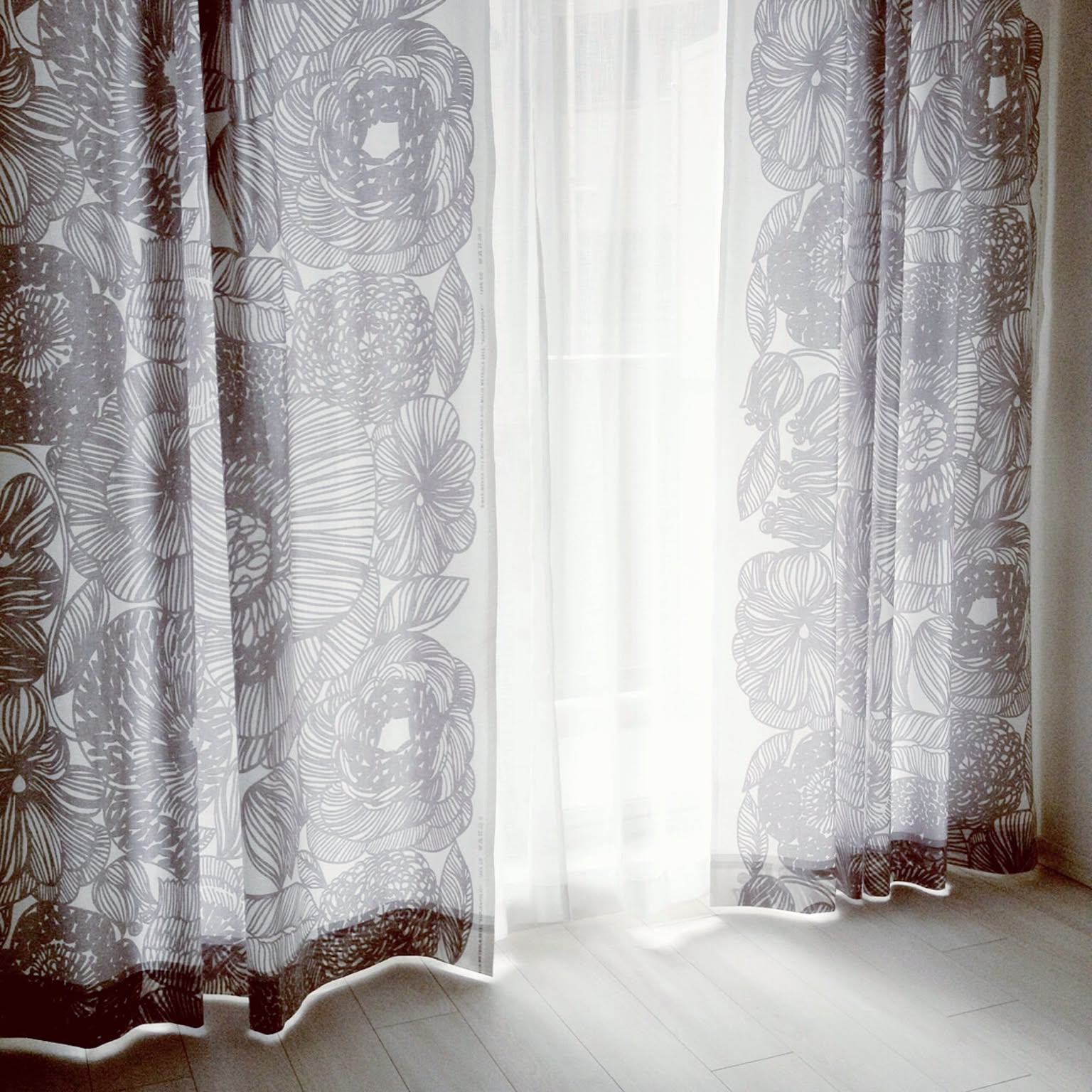 壁/天井/クルイェンポルヴィ/KURJENPOLVI/カーテン/marimekkoなどの