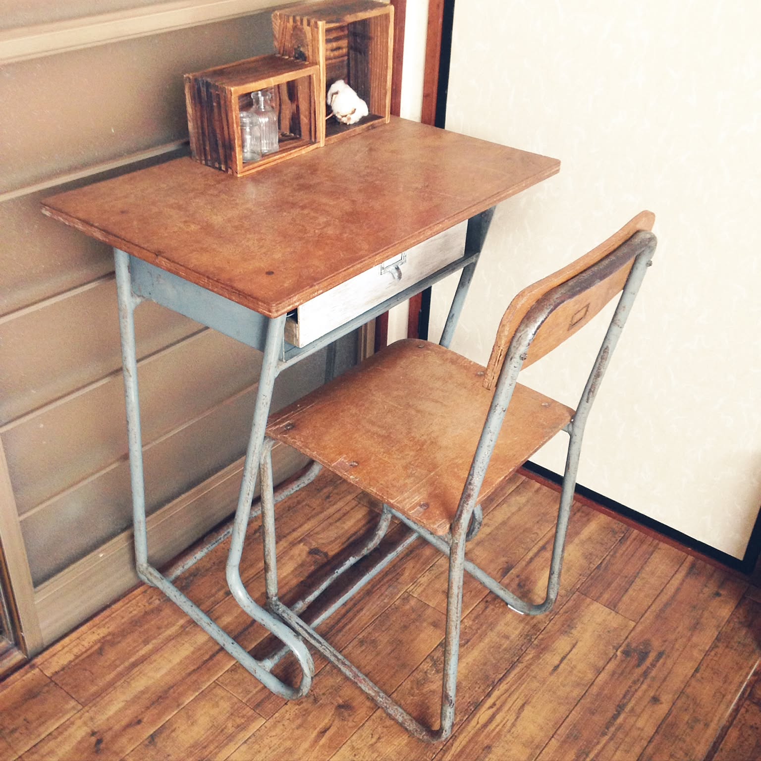 昭和40年代小学校 木製机＆椅子 レトロ F01837 昭和レトロ 古い小学校の木製椅子 チェア | MANSIKKA