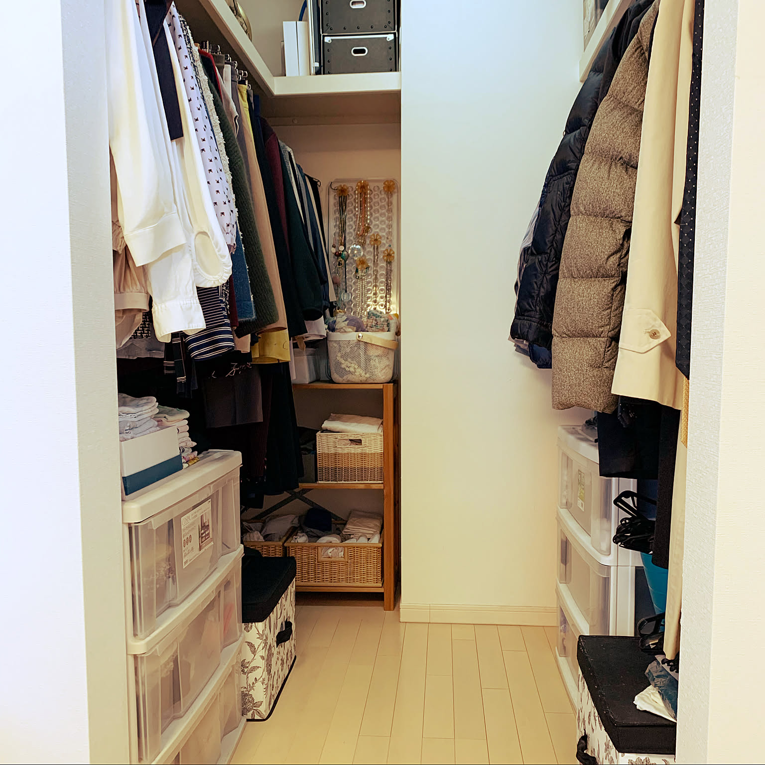 衣類収納/IKEA収納ボックス/無印のシェルフ/クローゼットの中/オープン