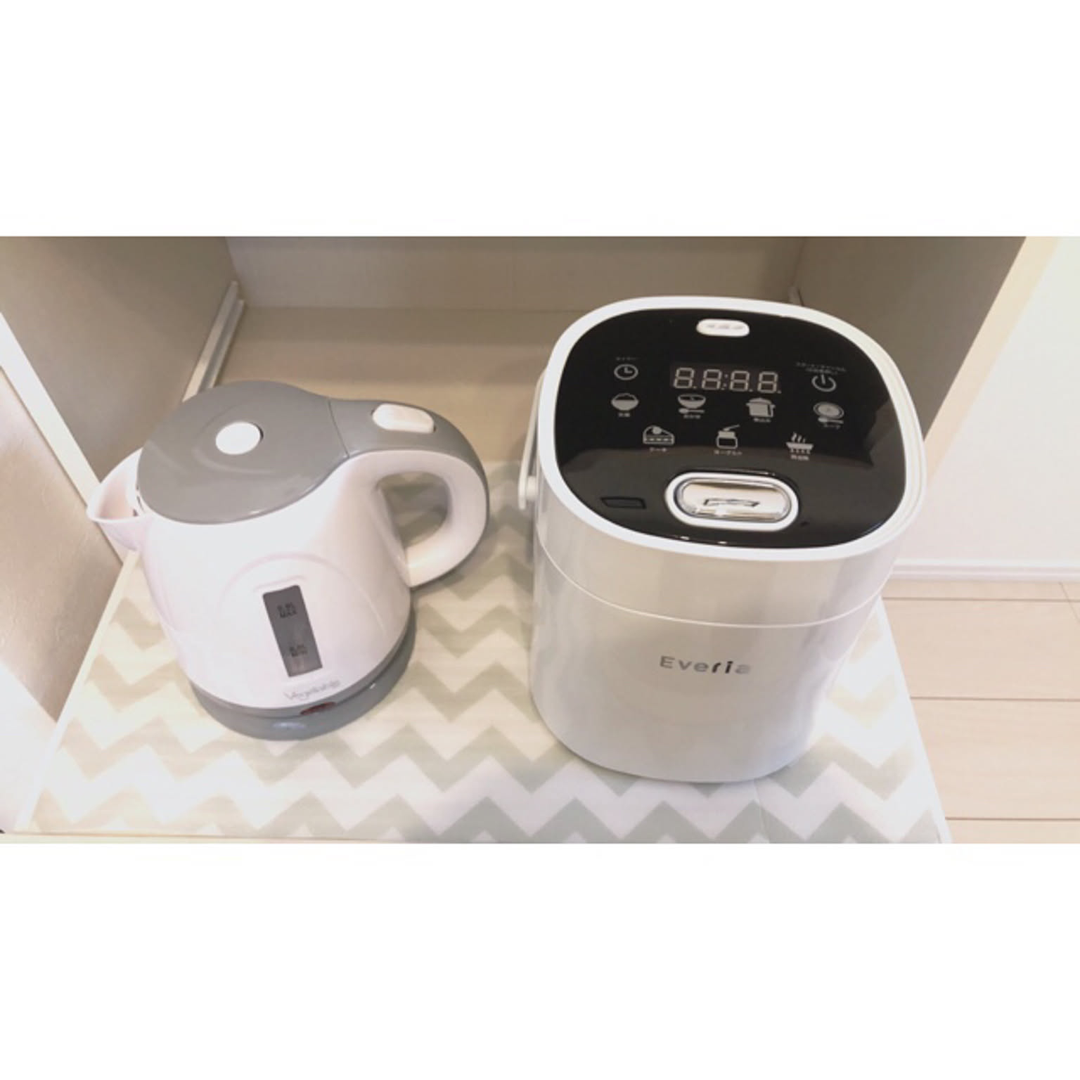 A white Everia compact 2-go rice cooker placed beside a small electric kettle.