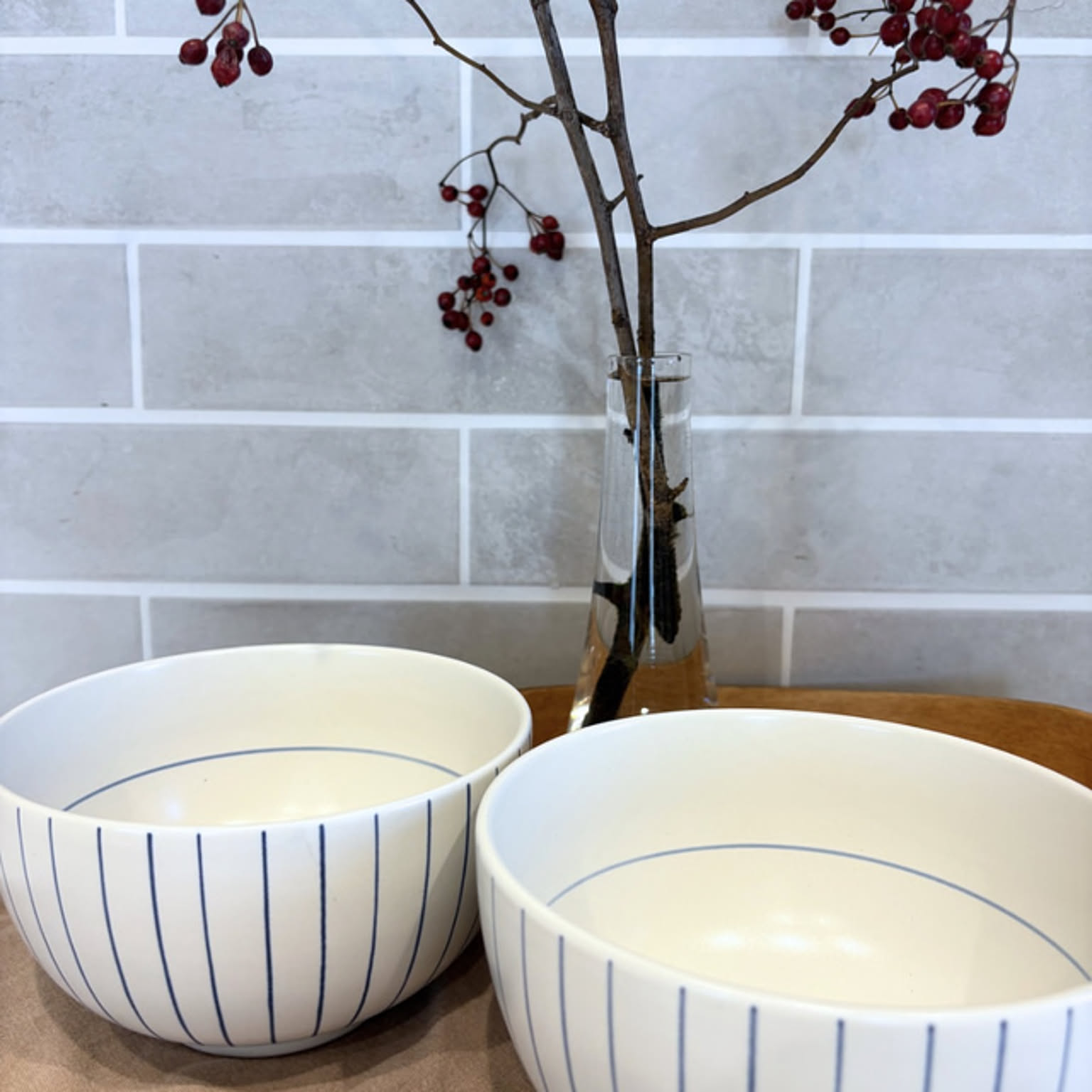Two striped Japanese donburi bowls shown from the side.