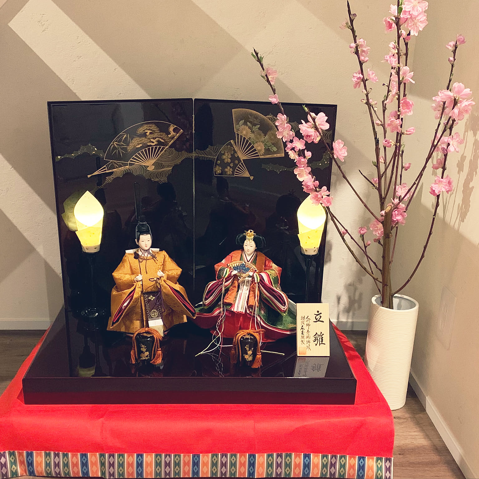 桃の花 立ち雛のおしゃれなアレンジ・飾り方のインテリア実例