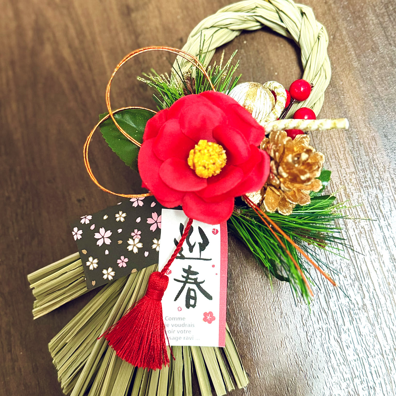 ヒカゲノカズラと紅白のしめ縄飾り お正月リース