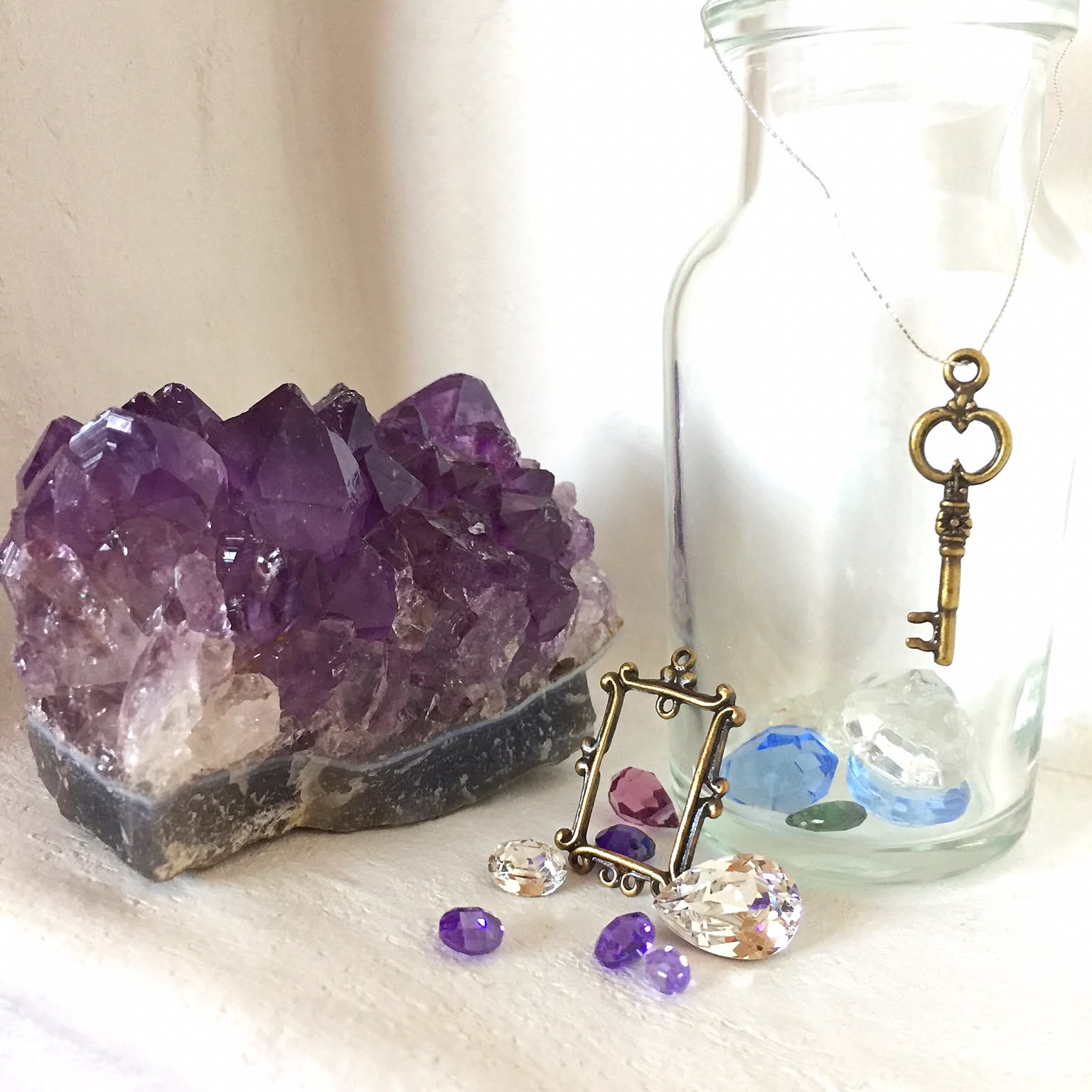 紫水晶。エメラルド。【綺麗な鉱石となります。お部屋のインテリアとかに如何ですか】 紫水晶。エメラルド。【綺麗な鉱石となります。お部屋の