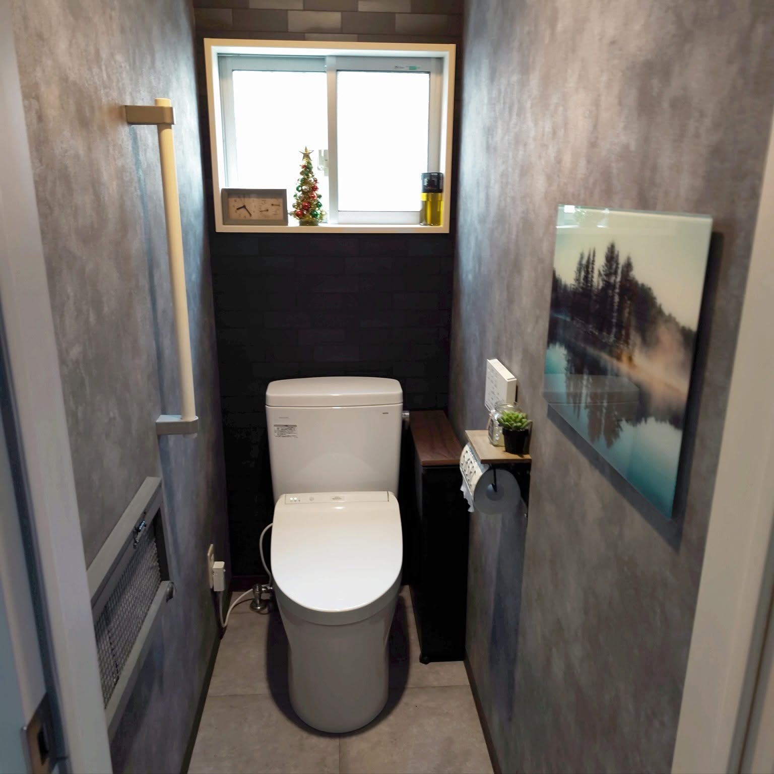 TOTOトイレ グレーのトイレのおしゃれなアレンジ・飾り方のインテリア