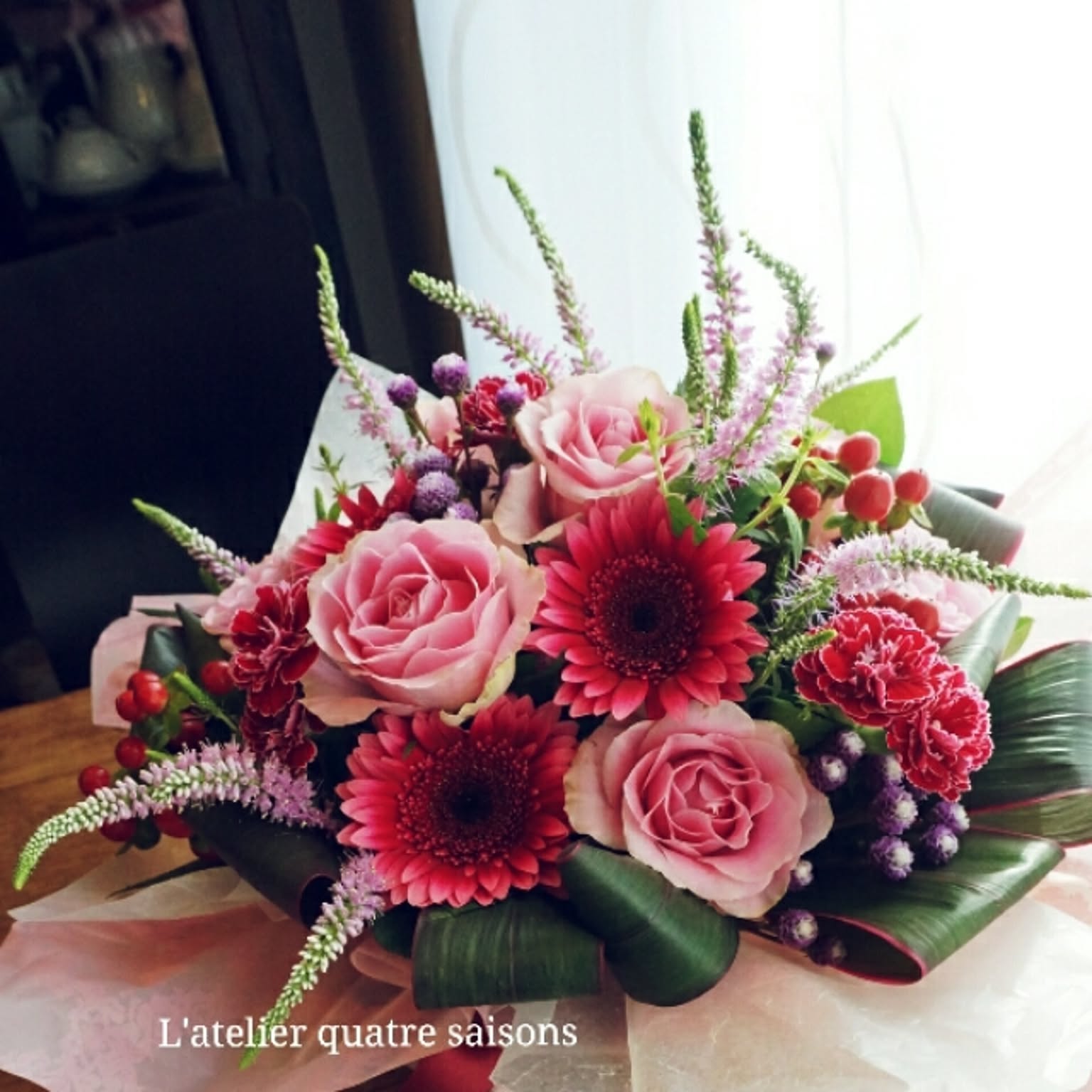 造花 バラ 真っ赤なバラとオンシジウムの出窓に飾れるアレンジ シルクフラワー CT触媒 インテリア フラワーアレンジ フラワーアレンジメント arg 造花 バラ 真っ赤なバラとオンシジウムの出窓に飾れるアレンジ シルク