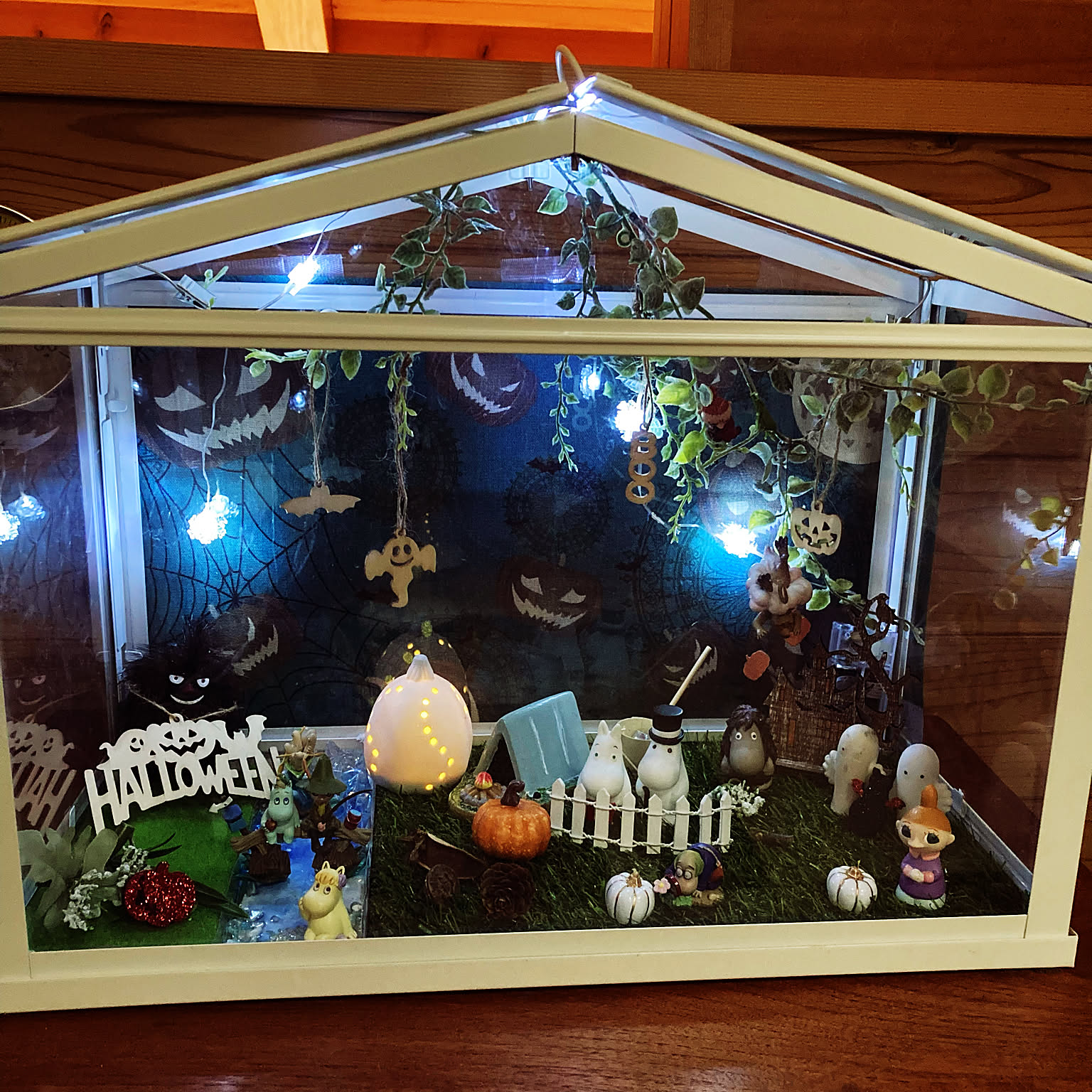 ハロウィン仕様・ディスプレーBOX/壁面のカボチャが光る