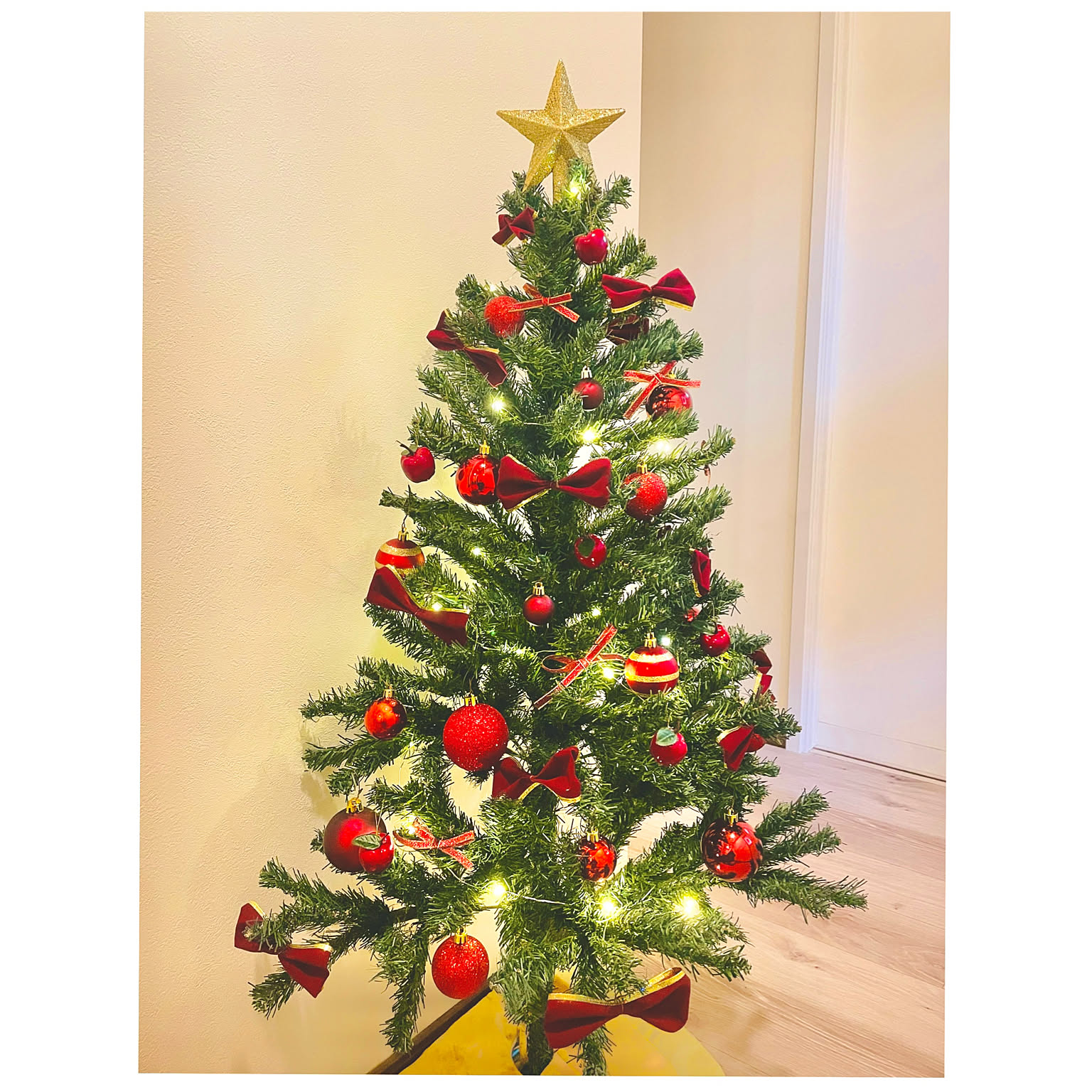 クリスマスツリー 赤×ゴールドのおすすめ商品とおしゃれな実例