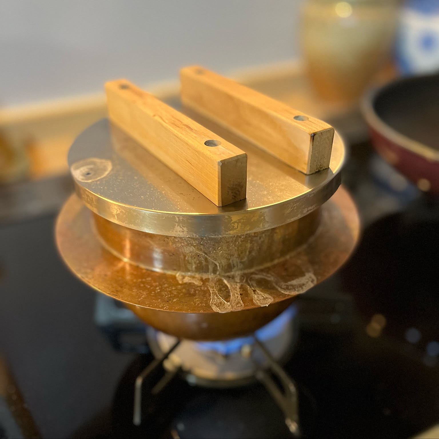 純銅製炊飯釜　ごはんはどうだ　５号炊き用　新光金属 純銅製 羽釜 『ごはんはどうだ！』 5合 桐製 釜受けセット】 新光金属