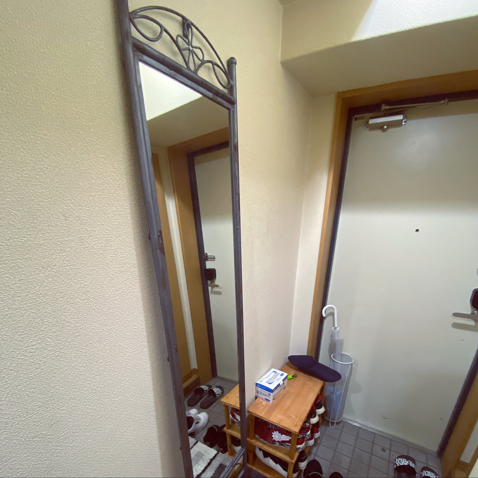 カラフルな装飾のスタンドミラー鏡枠ペイントあり。 カラフルな装飾のスタンドミラー鏡枠ペイントあり。