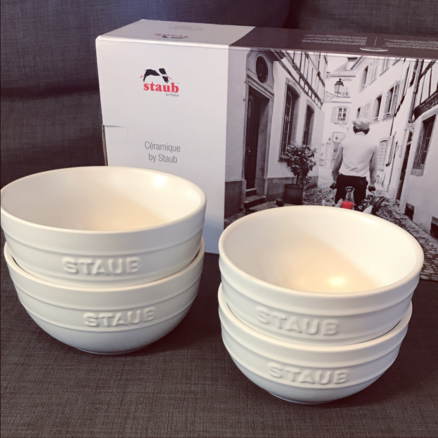 Stacked white ramen bowls in two sizes beside a product box.