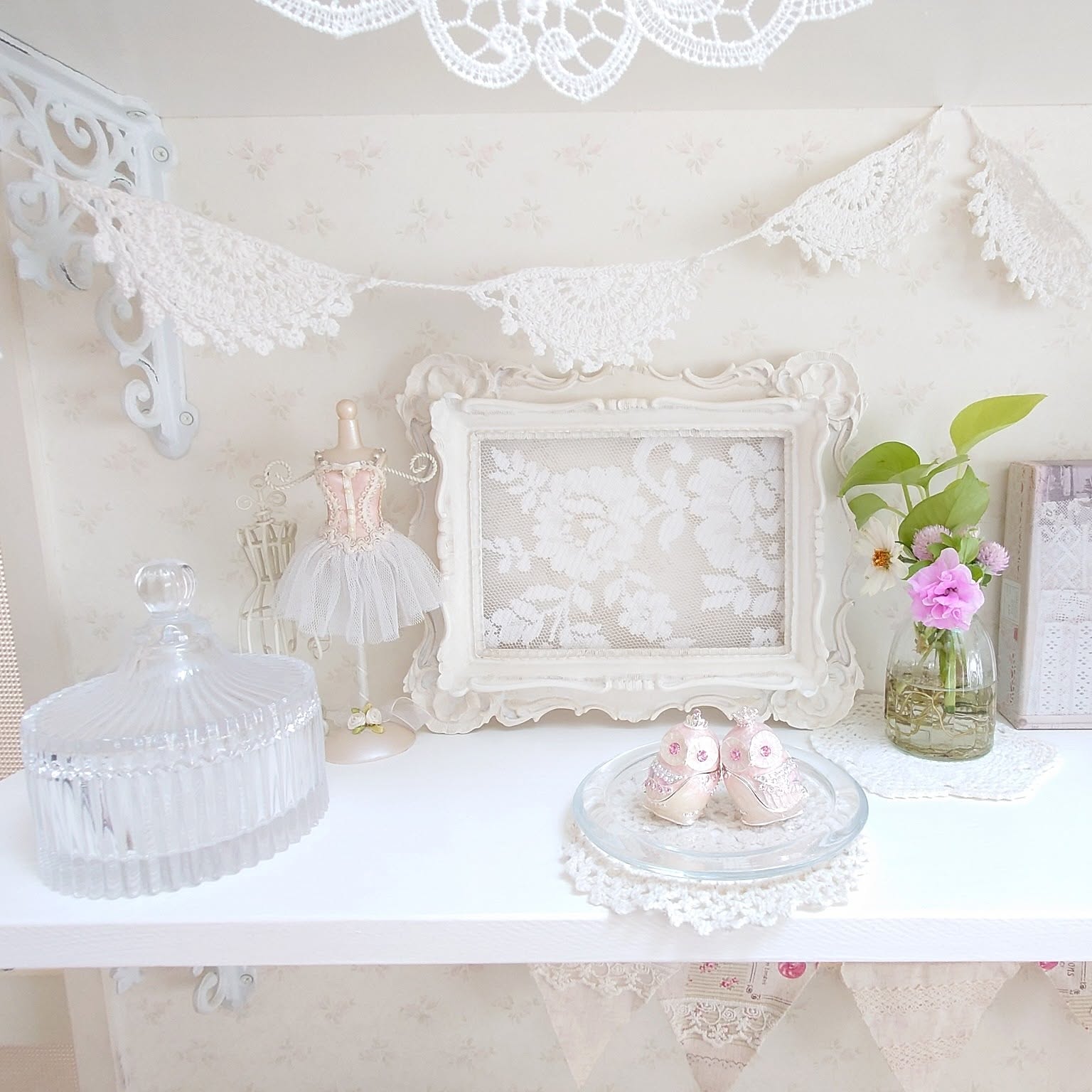 飾り棚 フレンチカントリー風のおしゃれなアレンジ・飾り方の