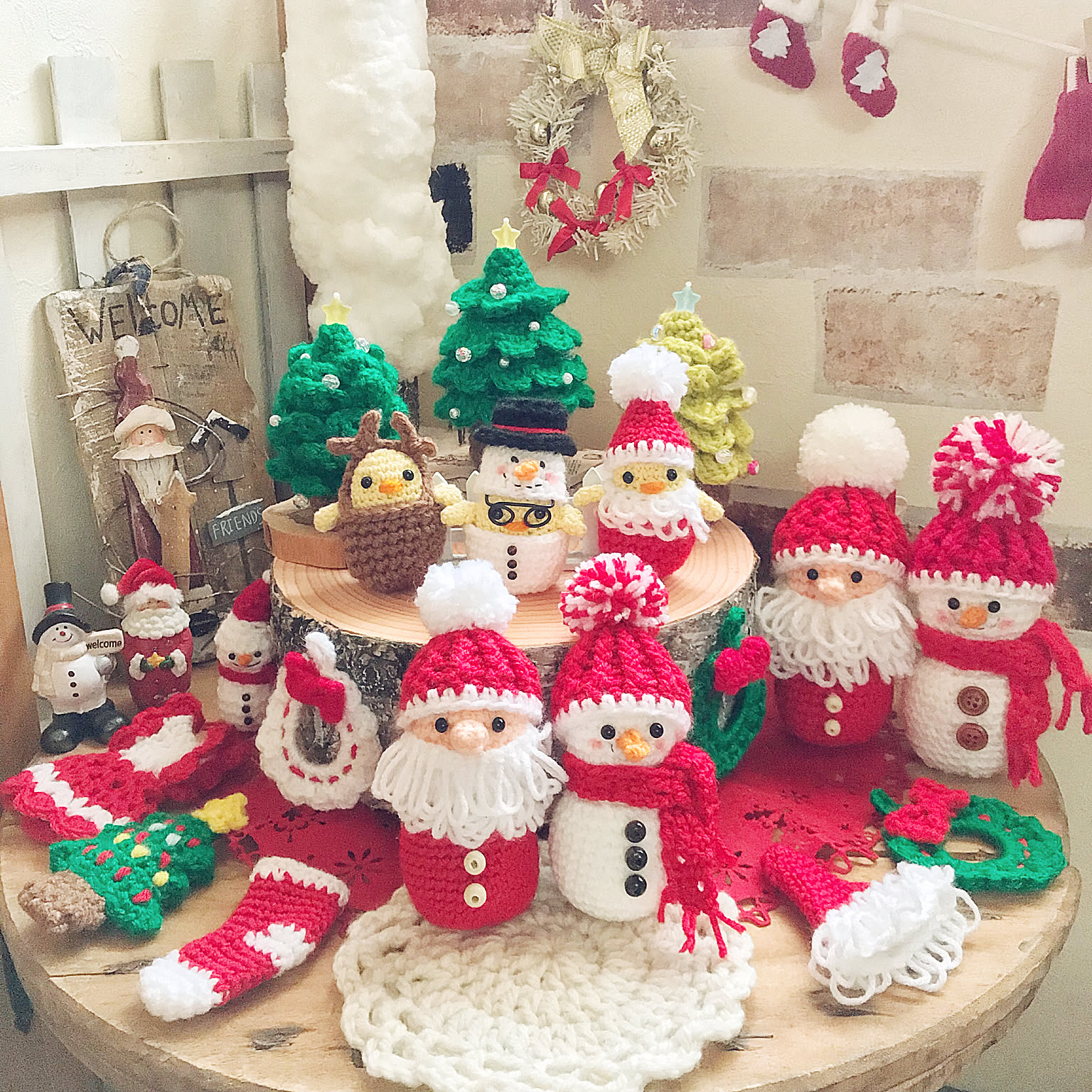 クリスマス❣️編みぐるみが可愛いくまサンタさん、雪だるま、ケーキフラワーアレンジ クリスマス❣️編みぐるみが可愛いくまサンタさん、雪だるま