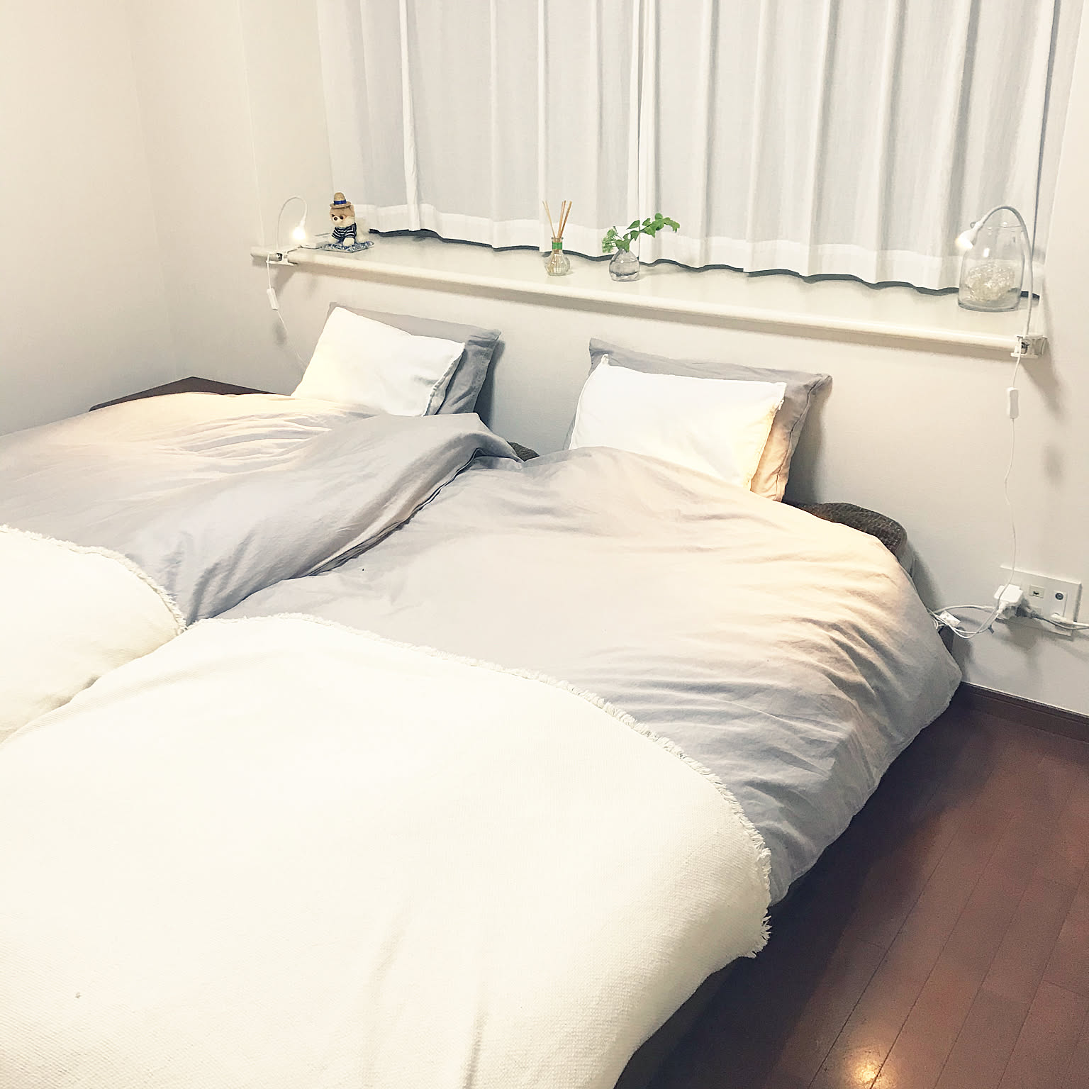 ベッドルーム 白グレーのおすすめ商品とおしゃれな実例 ｜ RoomClip