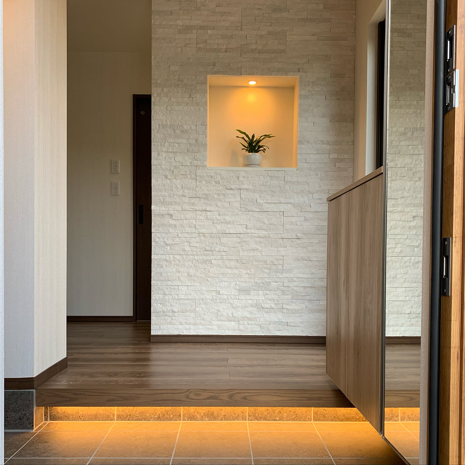 玄関/入り口 框下照明のおすすめ商品とおしゃれな実例 ｜ RoomClip