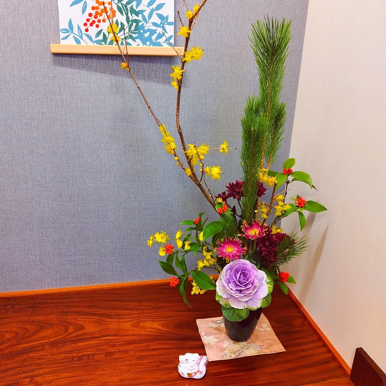 薄端1尺1寸共耳山水です。床の間の置物なり正月に松を生けたりと