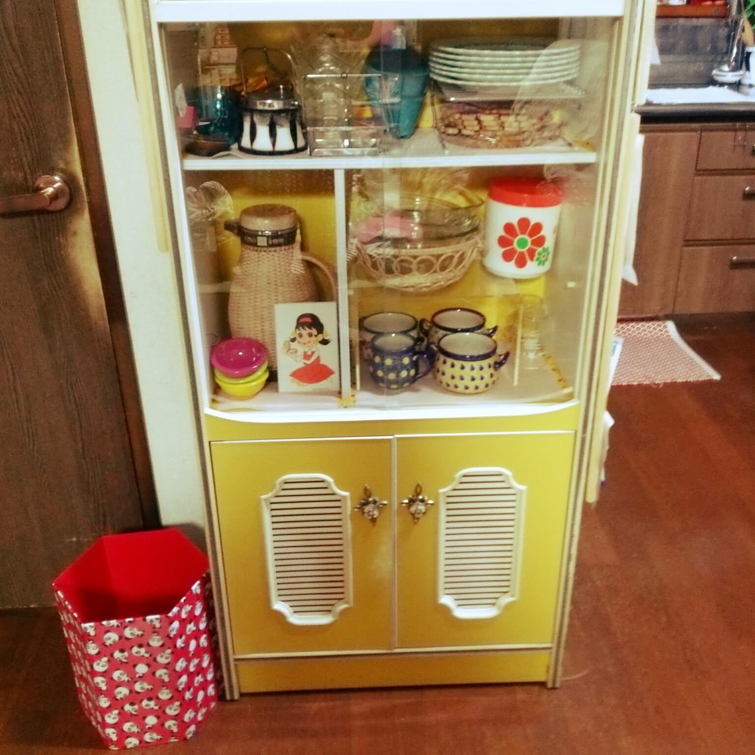 昭和レトロポップ レトロ食器棚のおすすめ商品とおしゃれな実例 昭和レトロポップ レトロ食器棚のおすすめ商品とおしゃれな実例