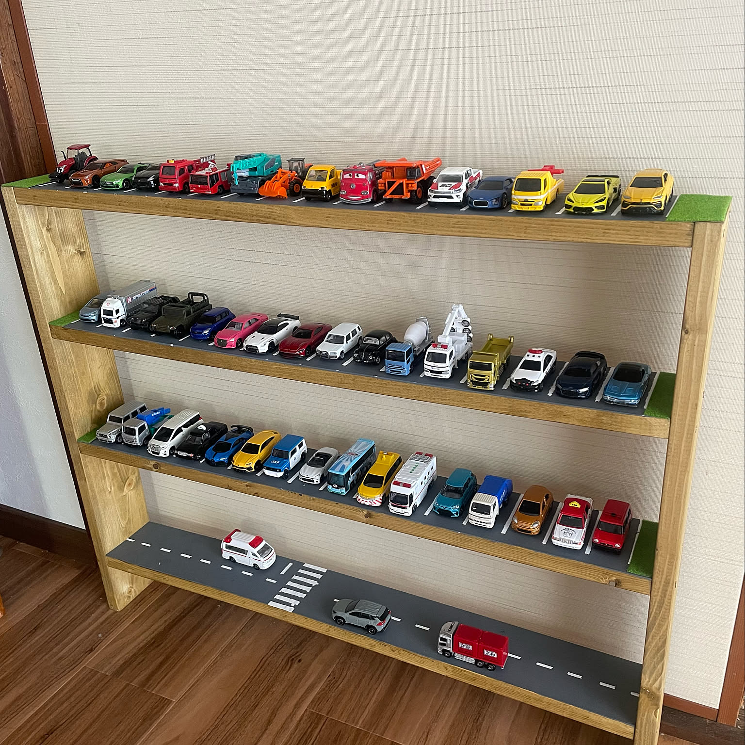 4段 ミニカー収納棚【駐車場・道路柄 溝ありタイプ】【2025年11