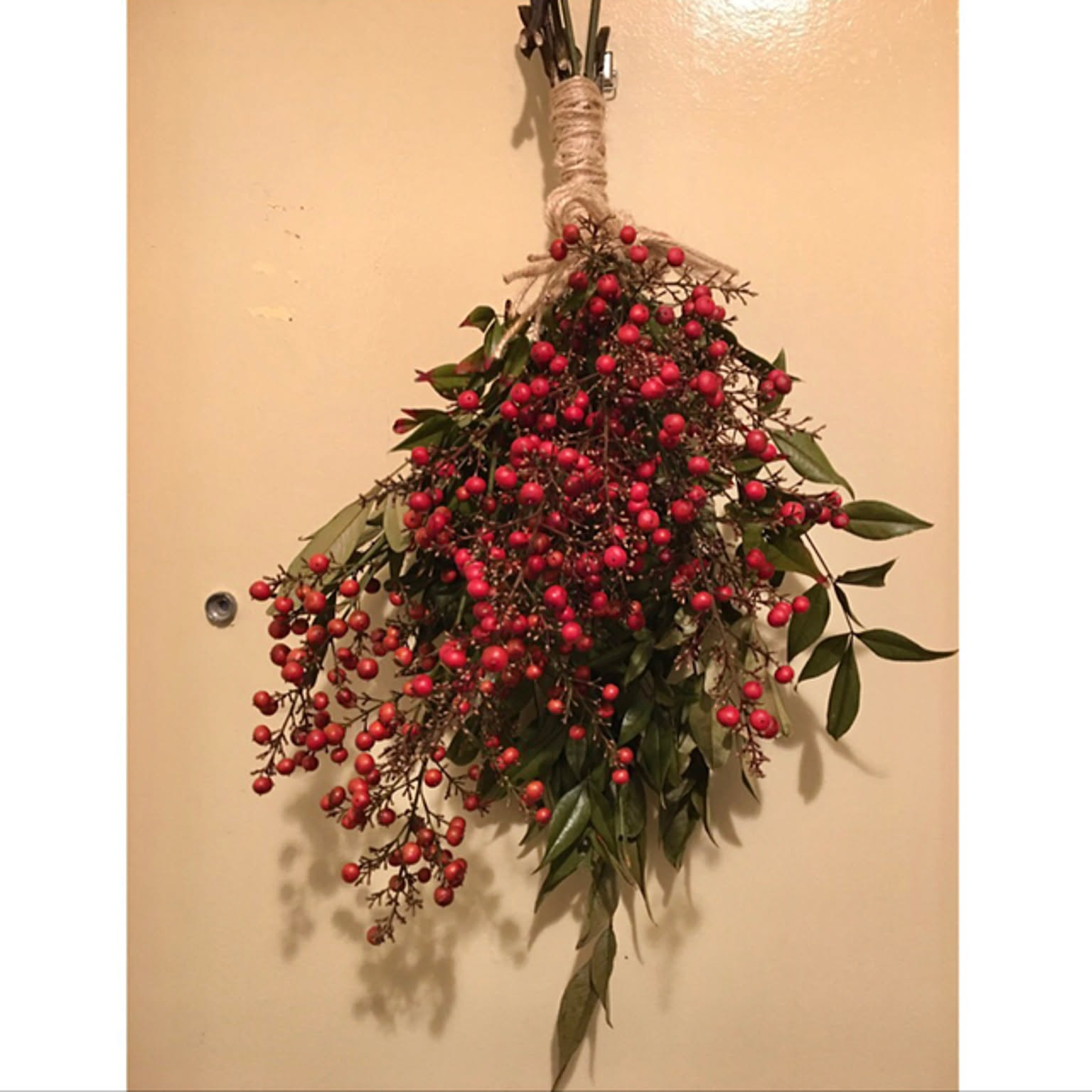 ヒカゲノカズラとナンキンハゼと水引きを添えた　しめ縄　リース　お正月飾り　注連縄 ヒカゲノカズラとナンキンハゼと水引きを添えたしめ縄リースお正月飾り