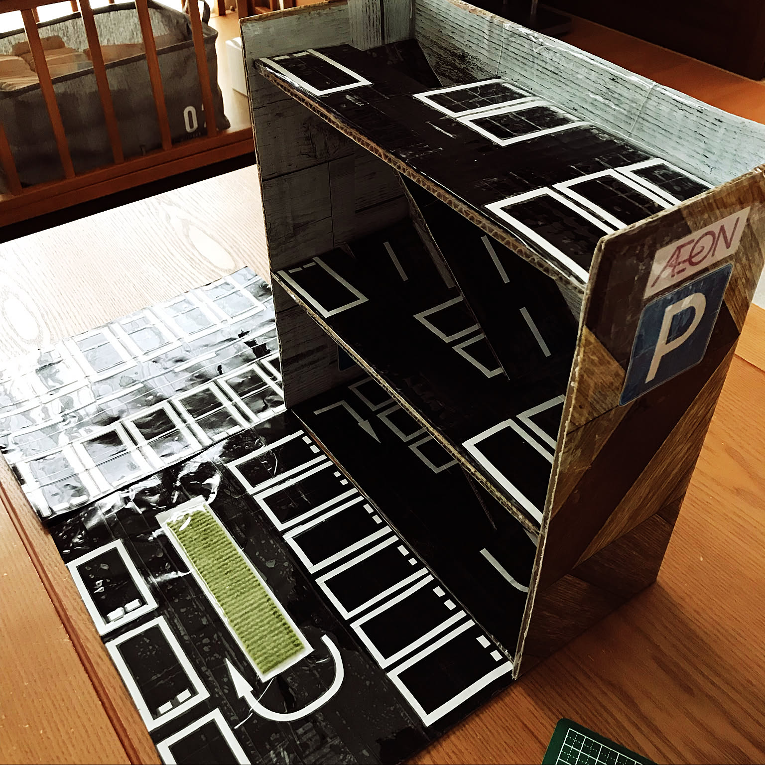 トミカ木製手作り駐車場（ビッグイエロ－）BY04 トミカ木製手作り駐車場（ビッグイエロ－）BY04