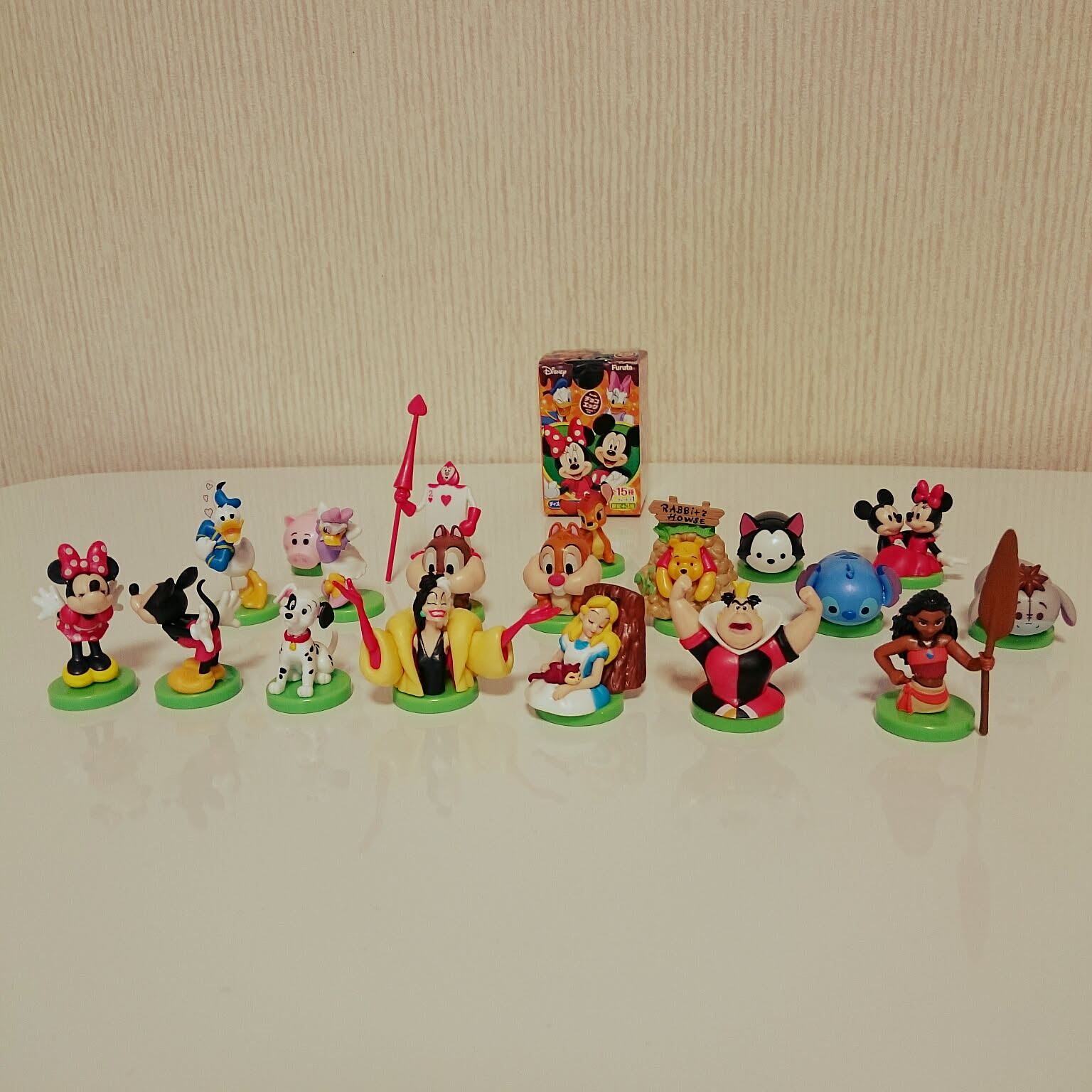 ディズニー ピクサー チョコエッグ フィギュア 無印アクリル収納付き