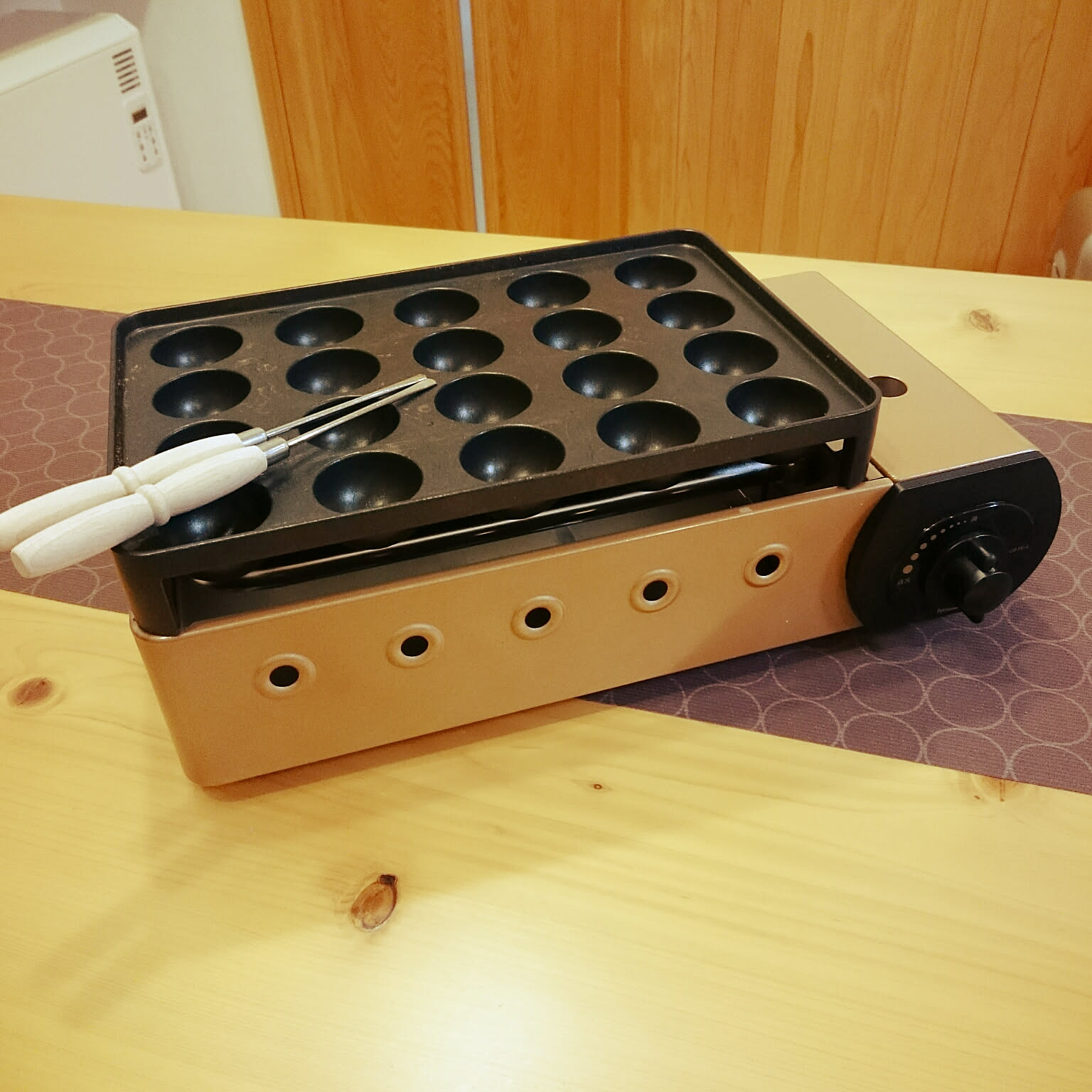 An Iwatani cassette-gas takoyaki grill shown clearly on a table.