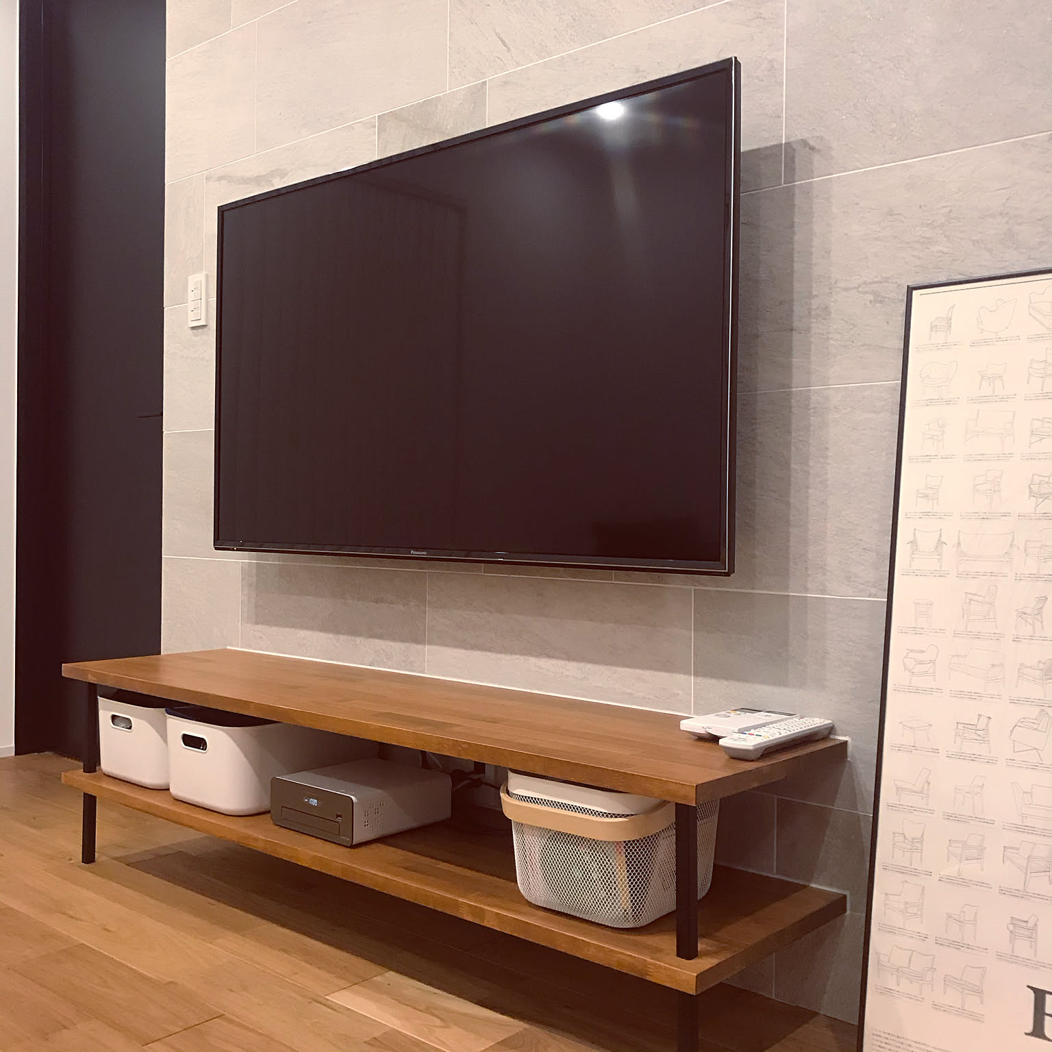 パナソニックのテレビ、レコーダー、棚、2×4の突っ張り木