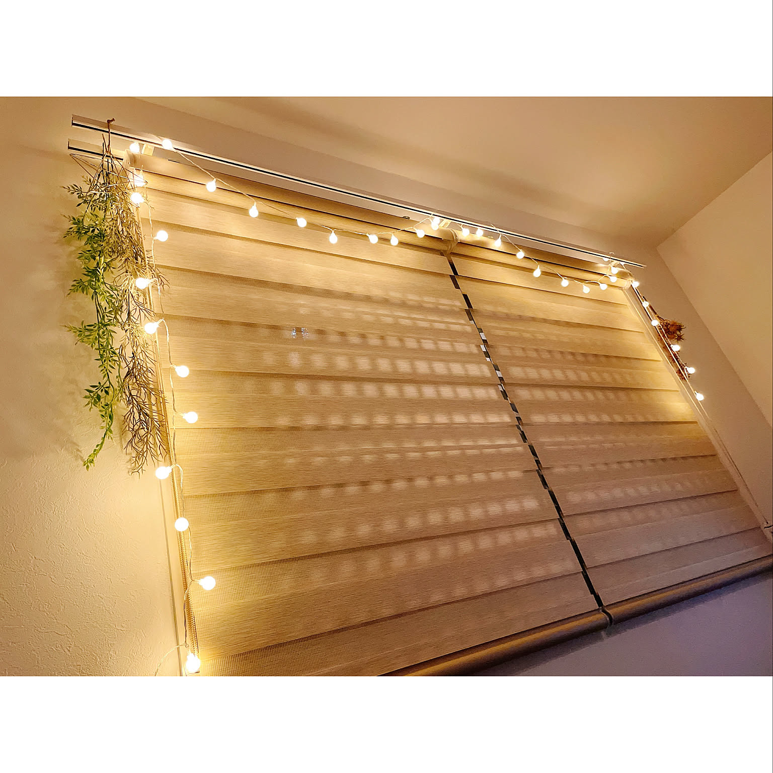 ダイソー 調光ロールスクリーンの商品を使ったおしゃれなインテリア