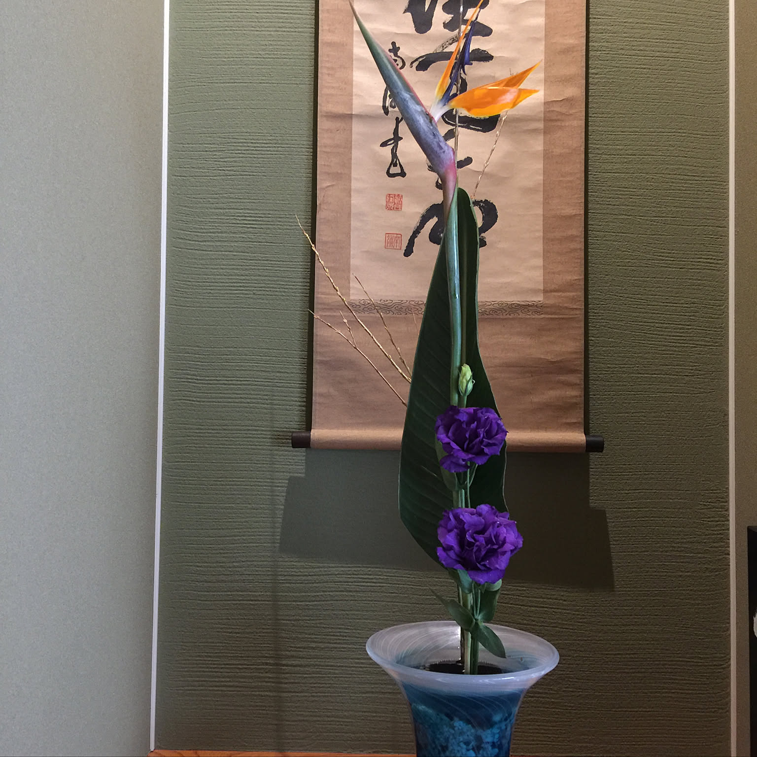池坊　いけばな　華道　　青と半透明ガラスの壁掛け用　花器 ☘️ グラジオラス #いけばな #ikebana #華道 #花のある暮らし
