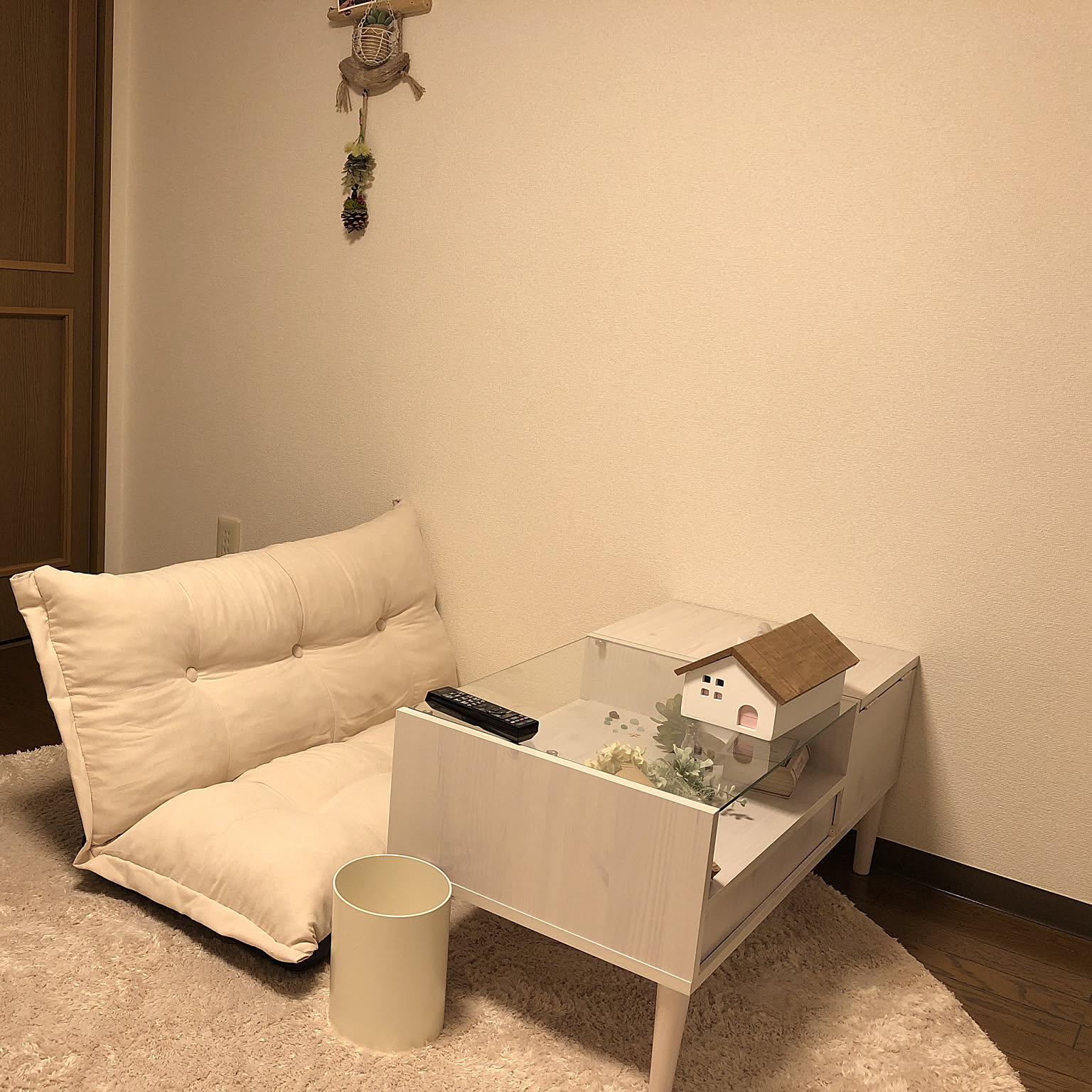 ガラステーブル 円形ラグのおすすめ商品とおしゃれな実例 ｜ RoomClip