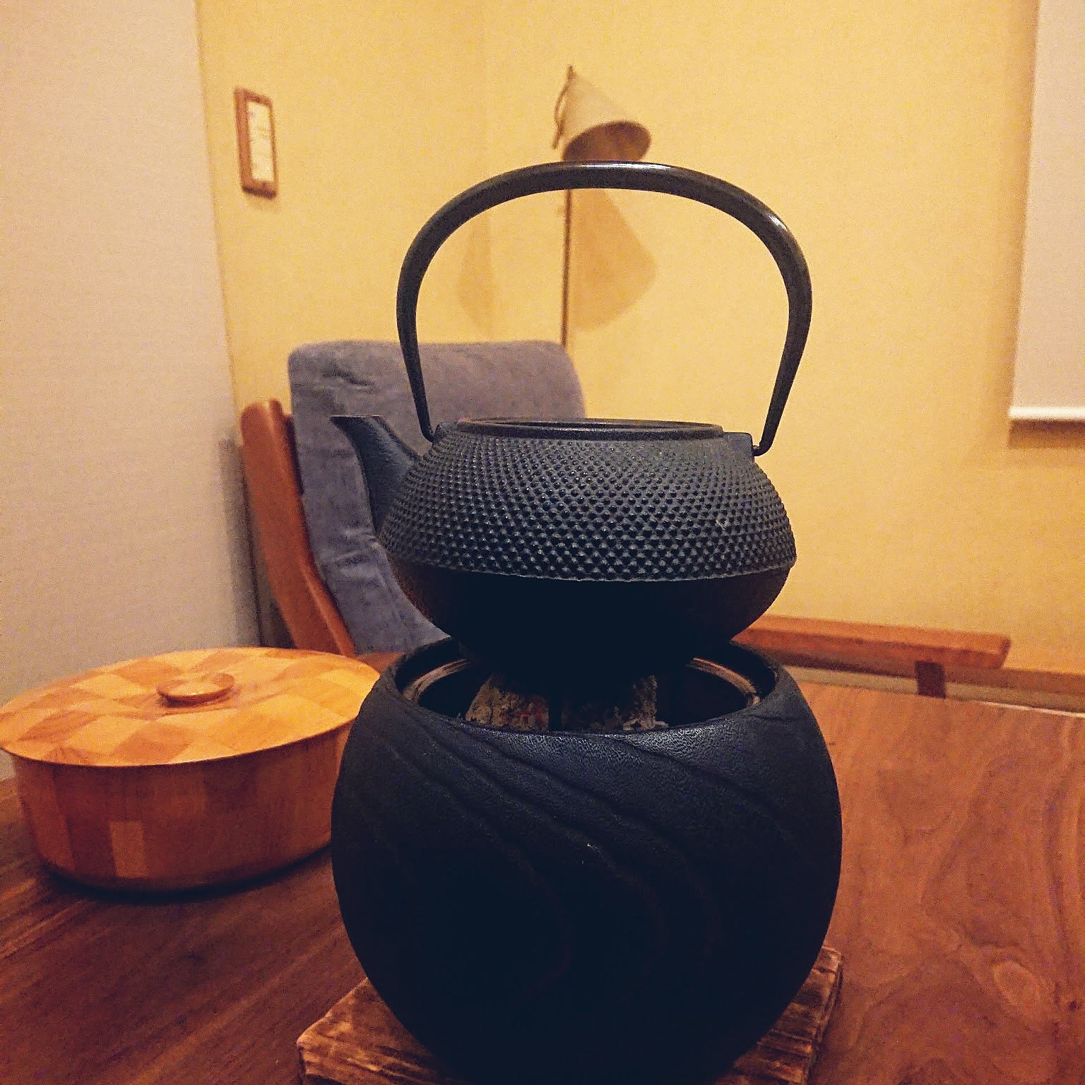 鉄瓶と茶道具入れ付き火鉢 茶机