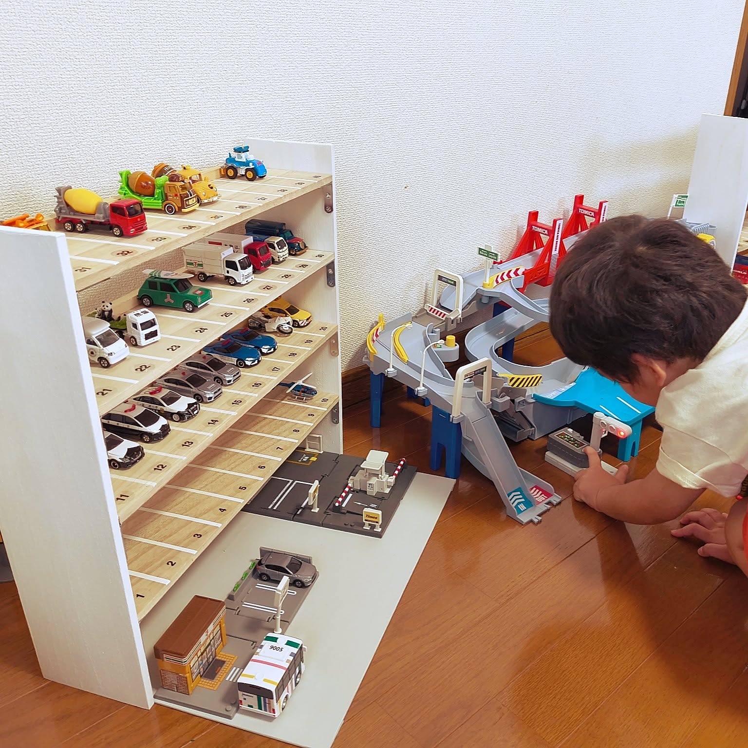 トミカ木製手作り駐車場（ビッグイエロ－）BY04 手作りおもちゃ トミカ駐車場のインテリア実例 ｜ RoomClip（ルーム