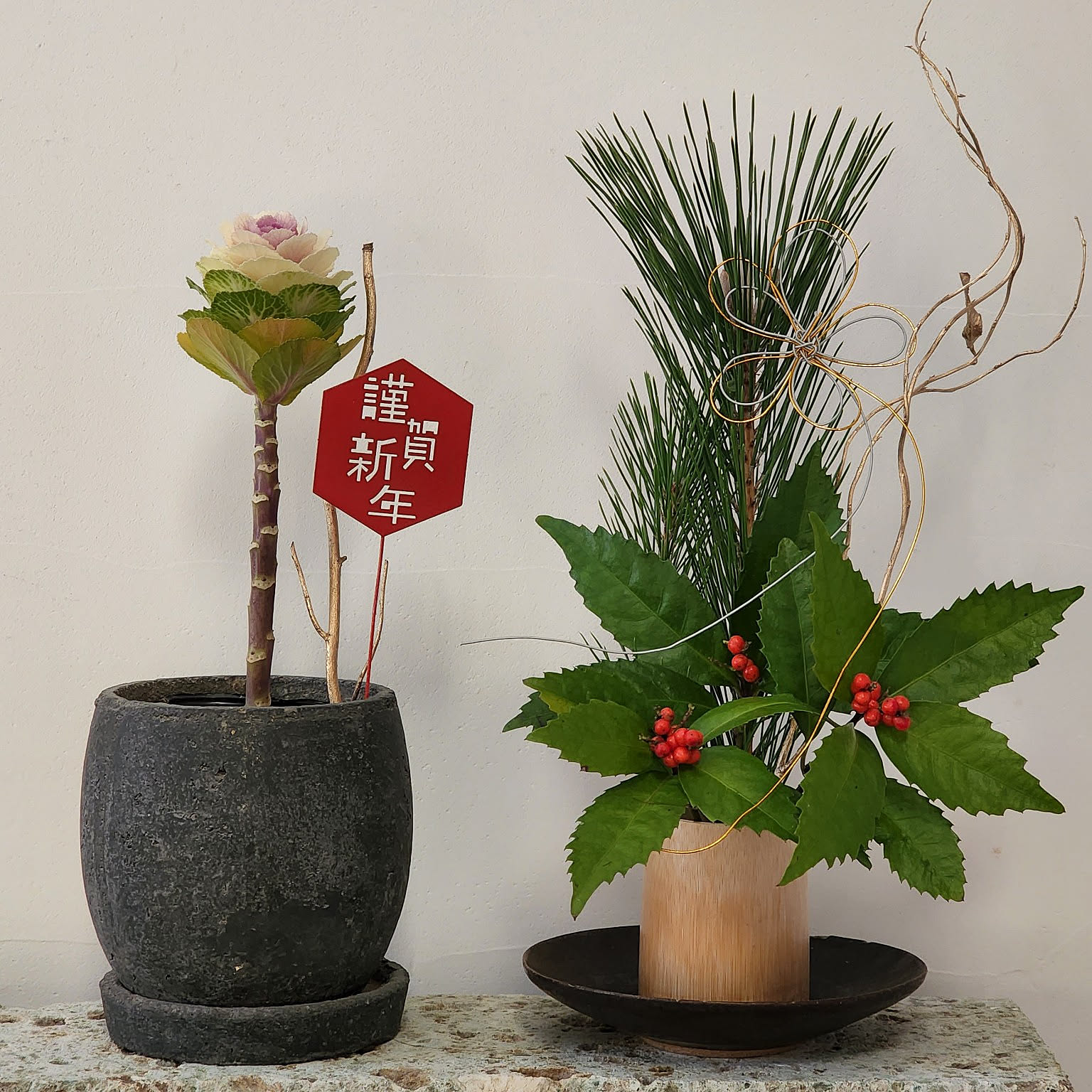 お正月飾り　赤い椿　葉牡丹　アレンジメント Amazon｜2025 迎春 正月飾り 光触媒 春茜の椿 花 造花 フラワー