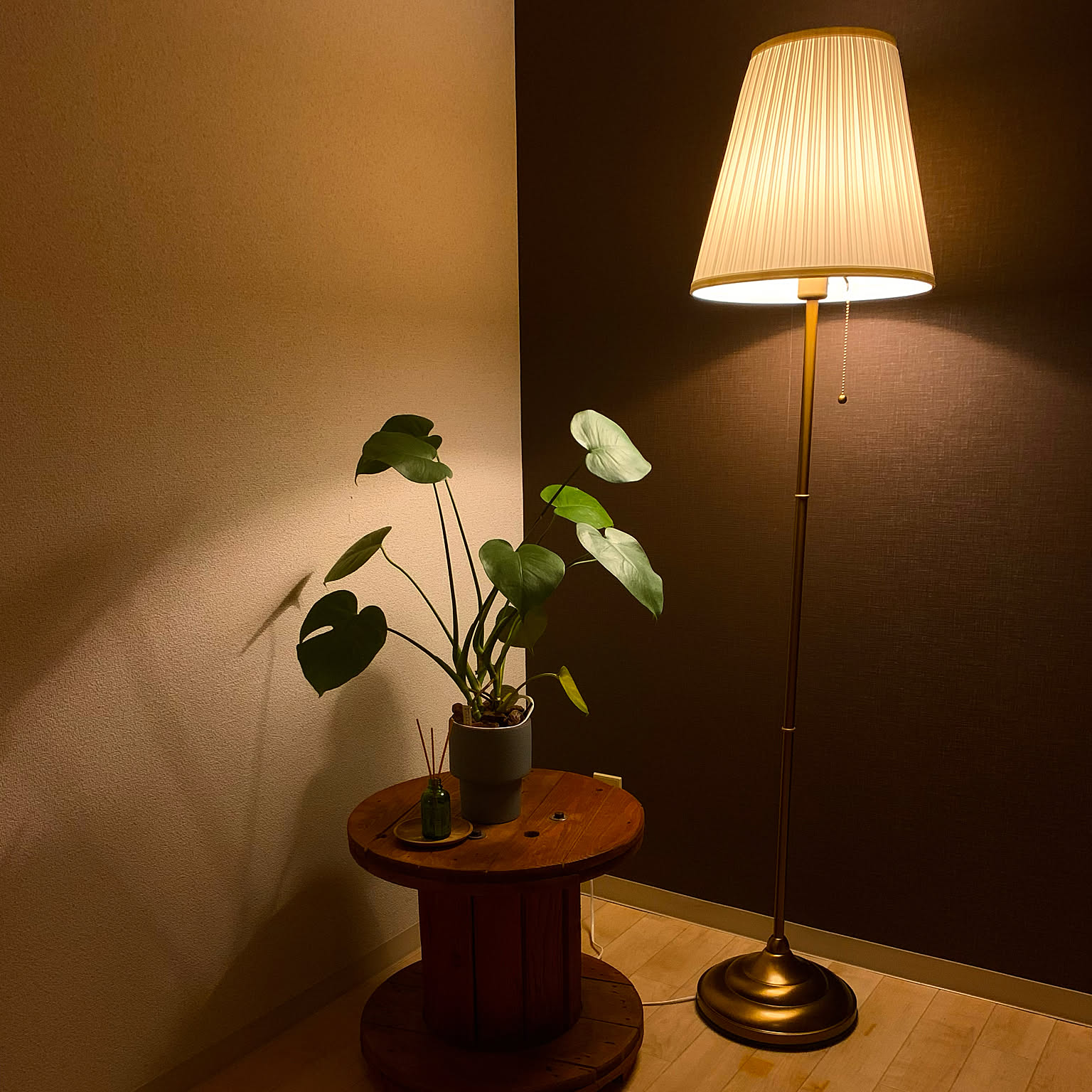 IKEAのフロアライトのおすすめ商品とおしゃれな実例 ｜ RoomClip