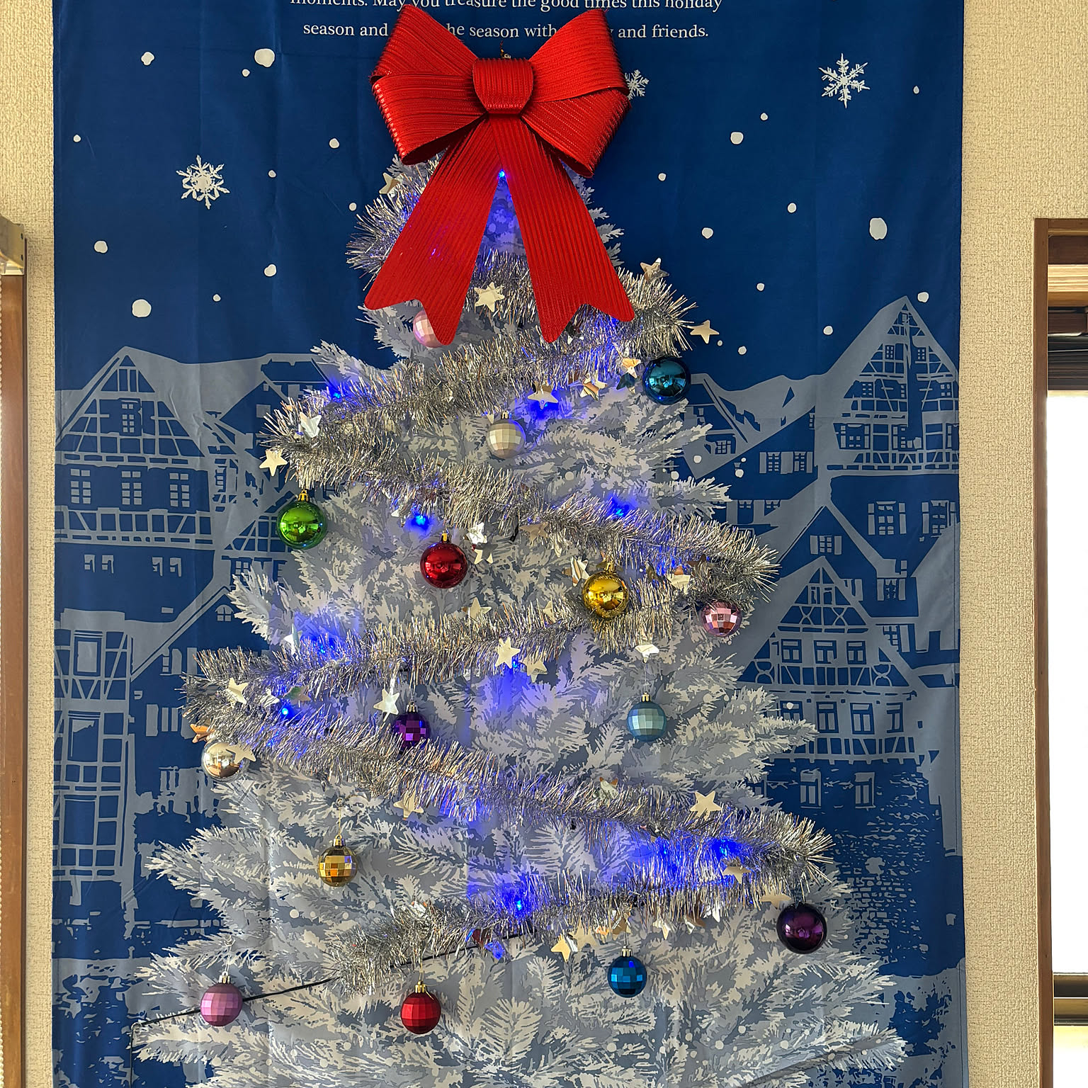 赤いリボンとボールのクリスマスツリー 赤いリボンとボールのクリスマスツリー クリスマスリボン・ツリー