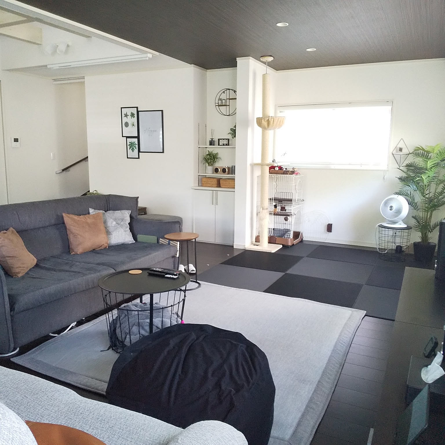 アート240　「ウォールズ(ダークブラウン)」　インテリアコーディネート 8 件の「リビング 床 ダークブラウン」や「リビング インテリア」の