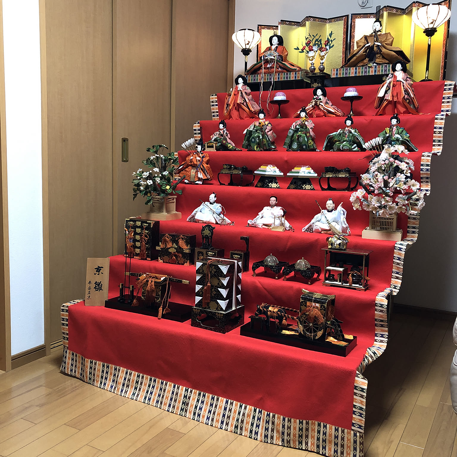 手作り　雛人形　◾️二段飾り◾️〜リバーシブルタイプ〜　楽しんでください♪ 雛人形「あいあい 五人囃子 鳳凰文宝尽くし」｜雛人形の通販