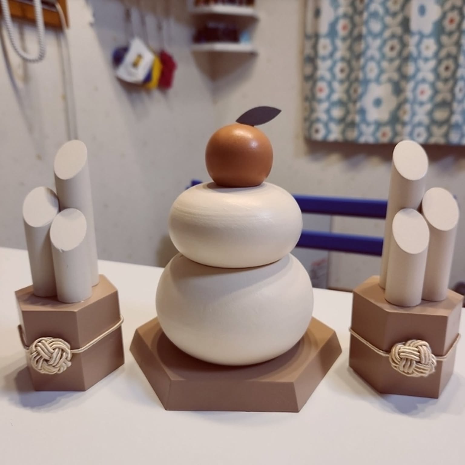 3COINS】正月飾り「木製鏡餅」が550円でコスパ最強! - 部屋の