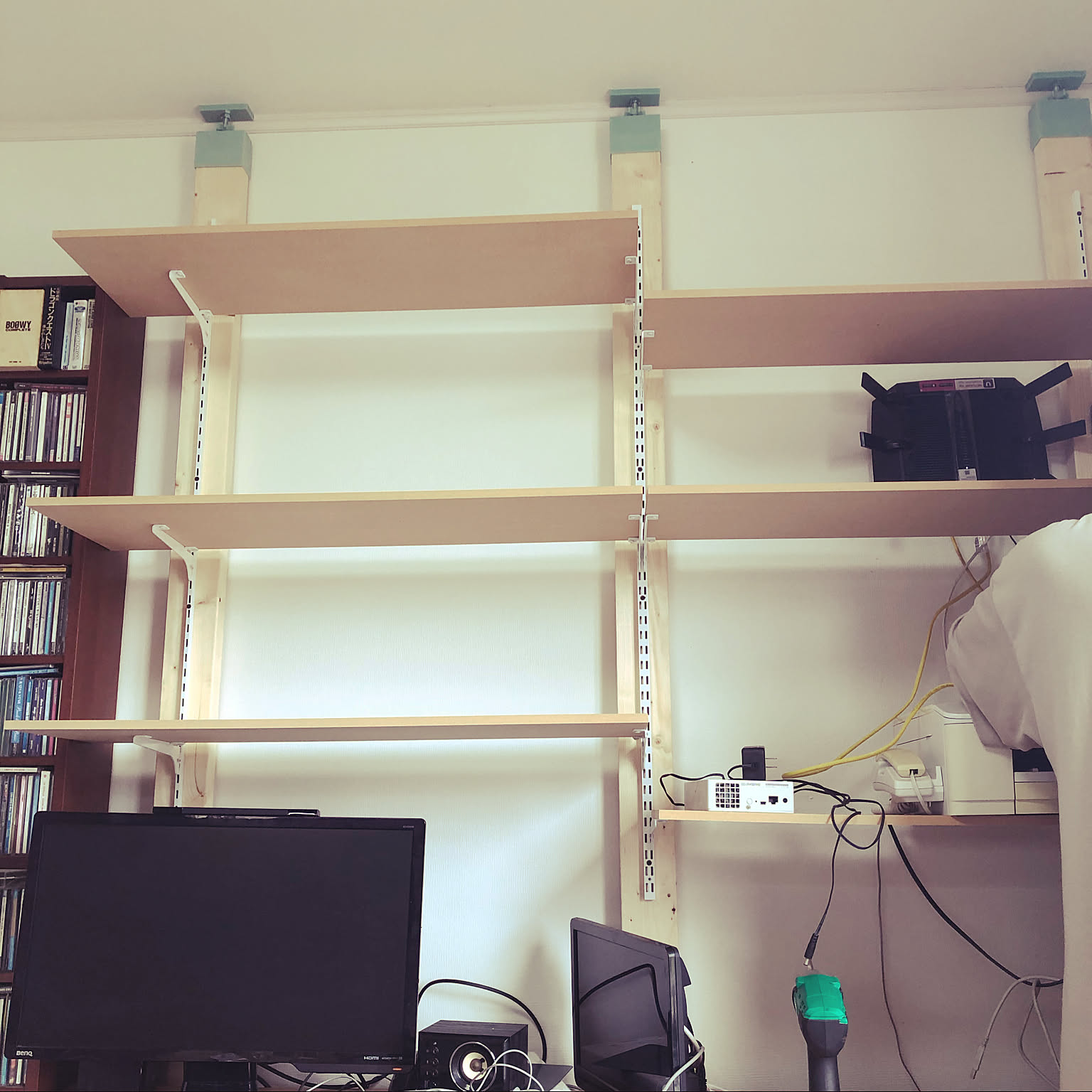 ジョイフル本田　天井突っ張り棒付き　棚　可動棚 ジョイフル本田 天井突っ張り棒付き 棚 可動棚 - メルカリ