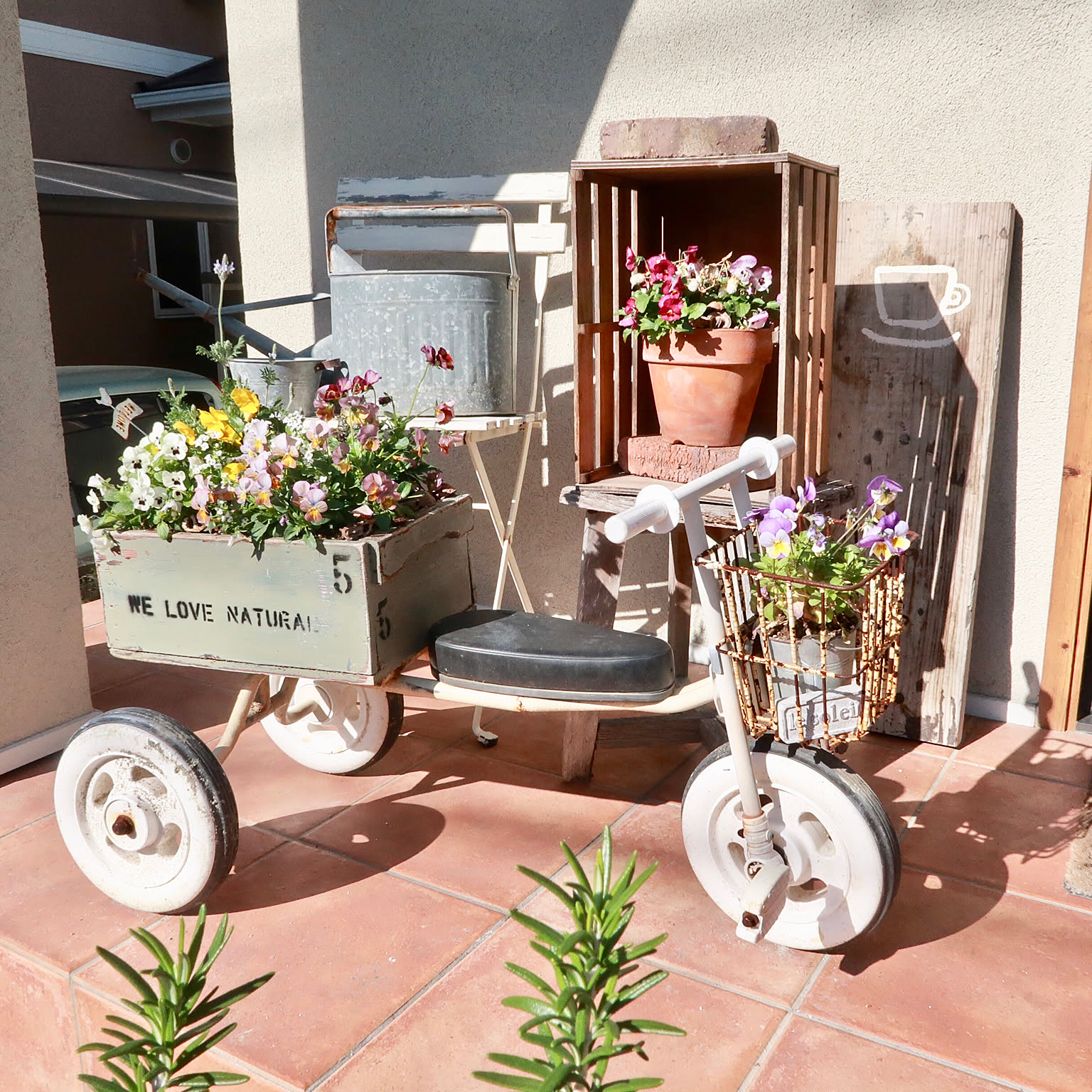 玄関ポーチ/アンティーク/古材/寄せ植え/三輪車リメイクなどの